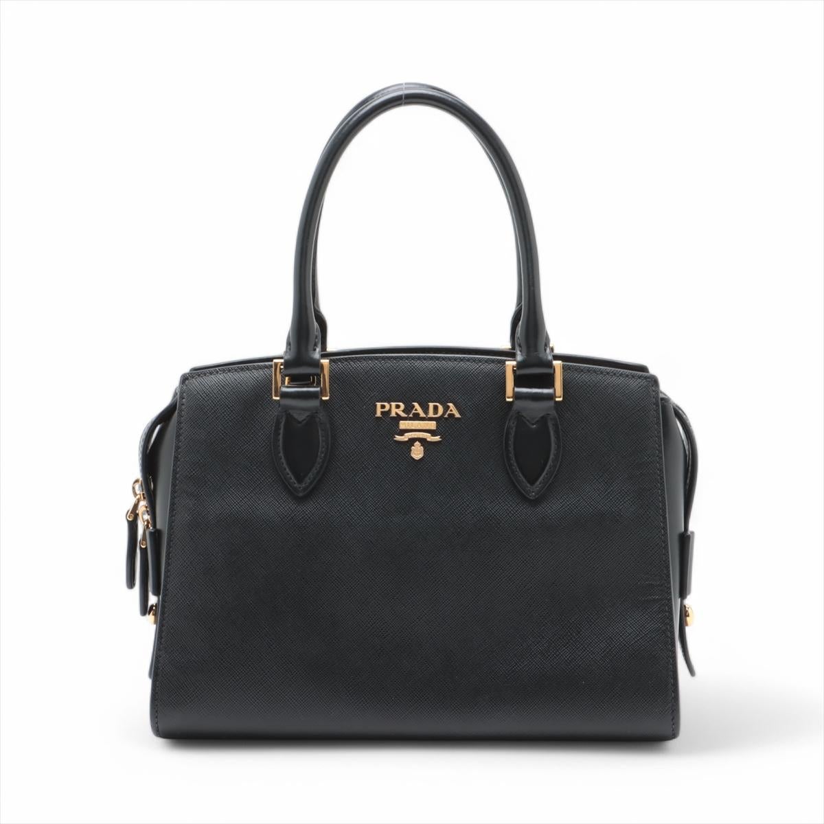 La borsa Prada in pelle saffiano nera è un accessorio senza tempo che incarna l'impegno del marchio per l'artigianalità e la sobria eleganza. Realizzata con la tipica pelle Silhouette di Prada, nota per la sua caratteristica texture a macchie