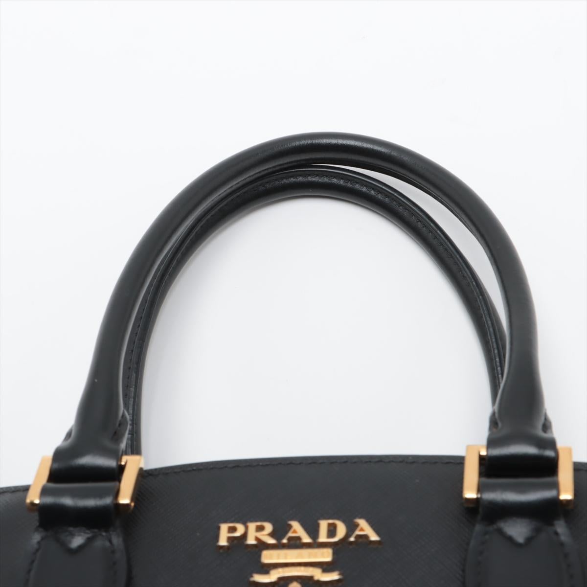 Prada Borsa in pelle saffiano nera in vendita 2