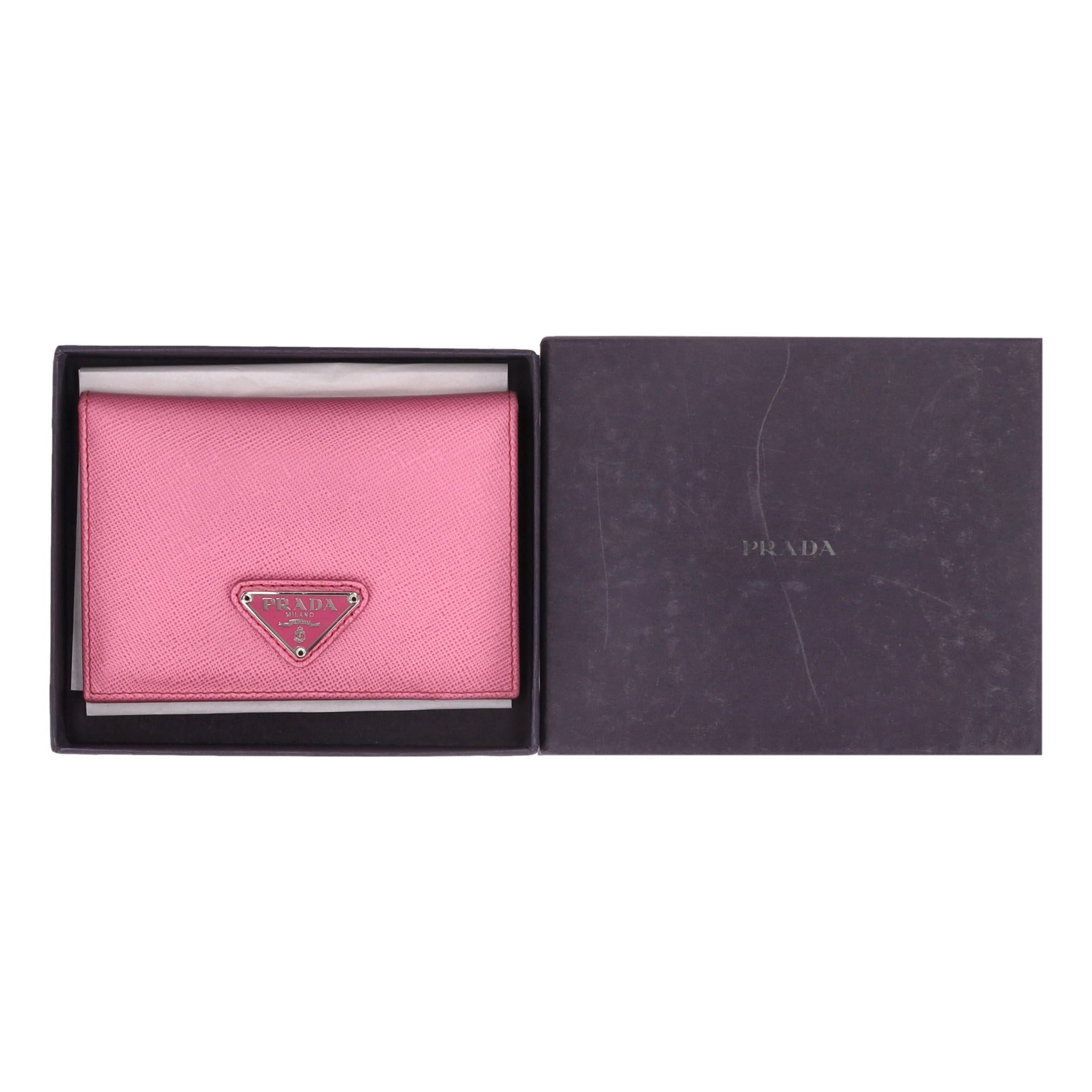 Portacarte in pelle saffiano con logo di Prada

Porta carte di credito rosa realizzato in pelle saffiano.

Caratterizzato dal logo triangolare smaltato 