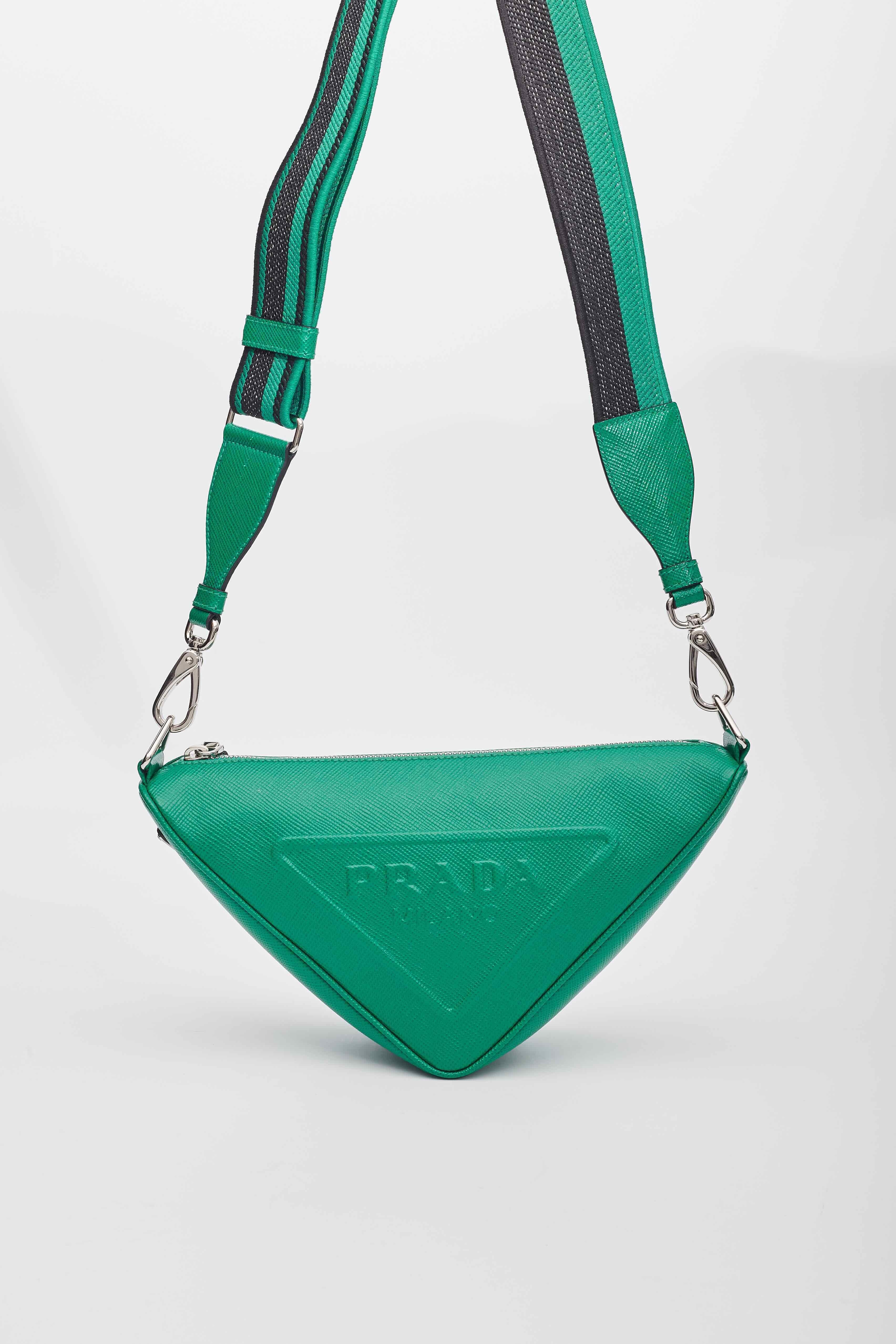 Prada Saffiano Mango Grüne Triangle Logo Pouch Tasche aus Leder Mango im Angebot 6