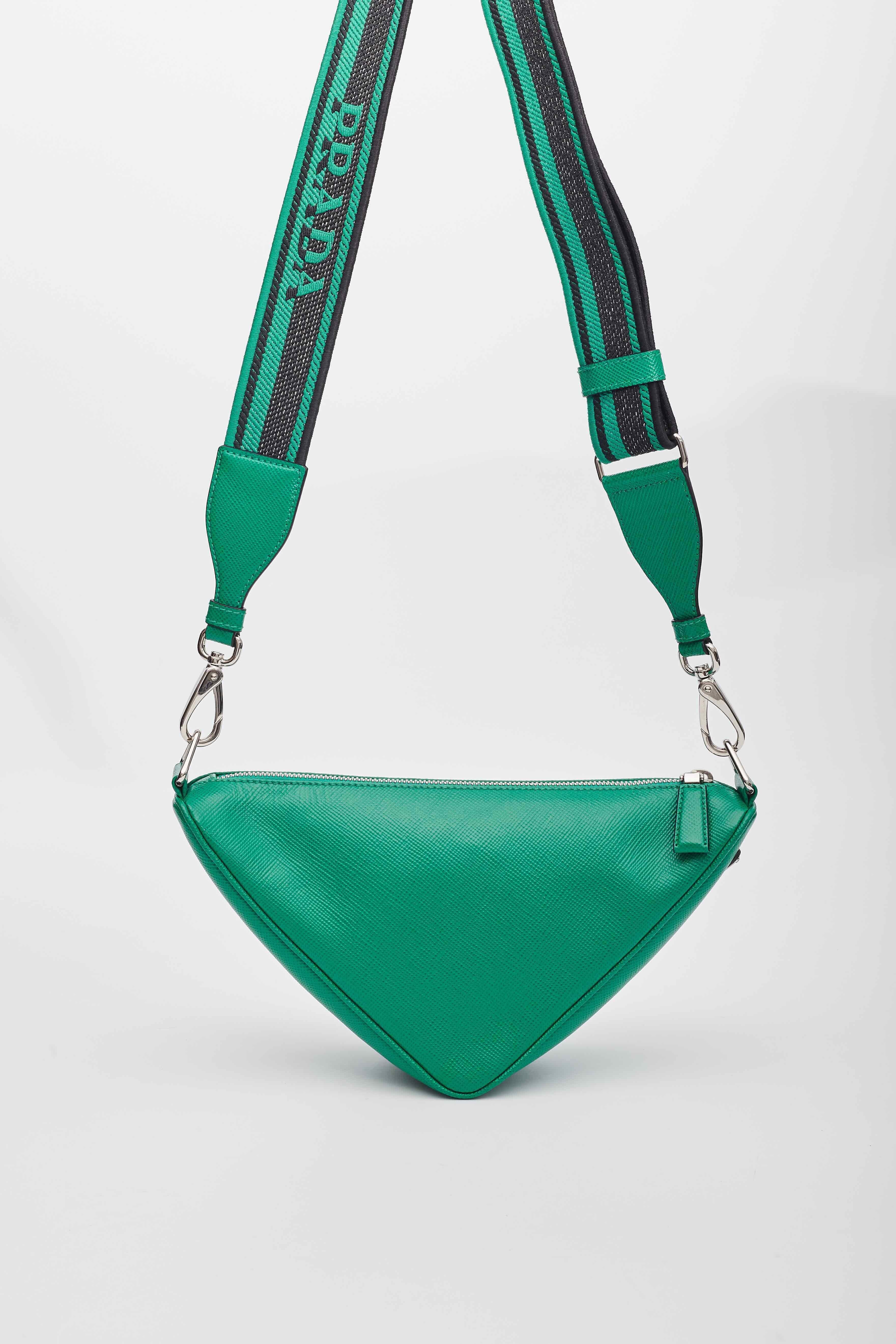 Prada Saffiano Mango Grüne Triangle Logo Pouch Tasche aus Leder Mango im Angebot 7
