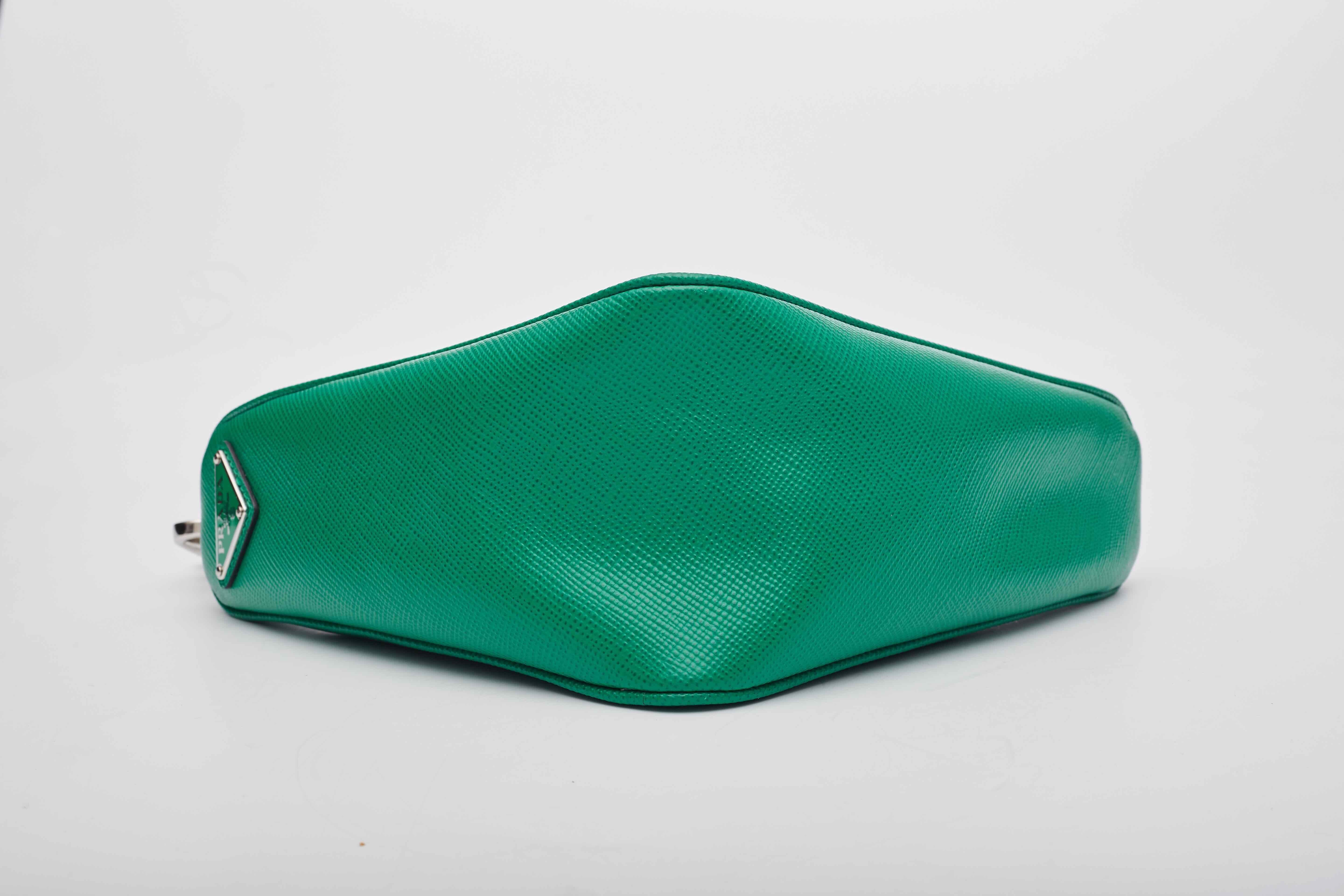 Prada Saffiano Mango Grüne Triangle Logo Pouch Tasche aus Leder Mango im Zustand „Gut“ im Angebot in Montreal, Quebec