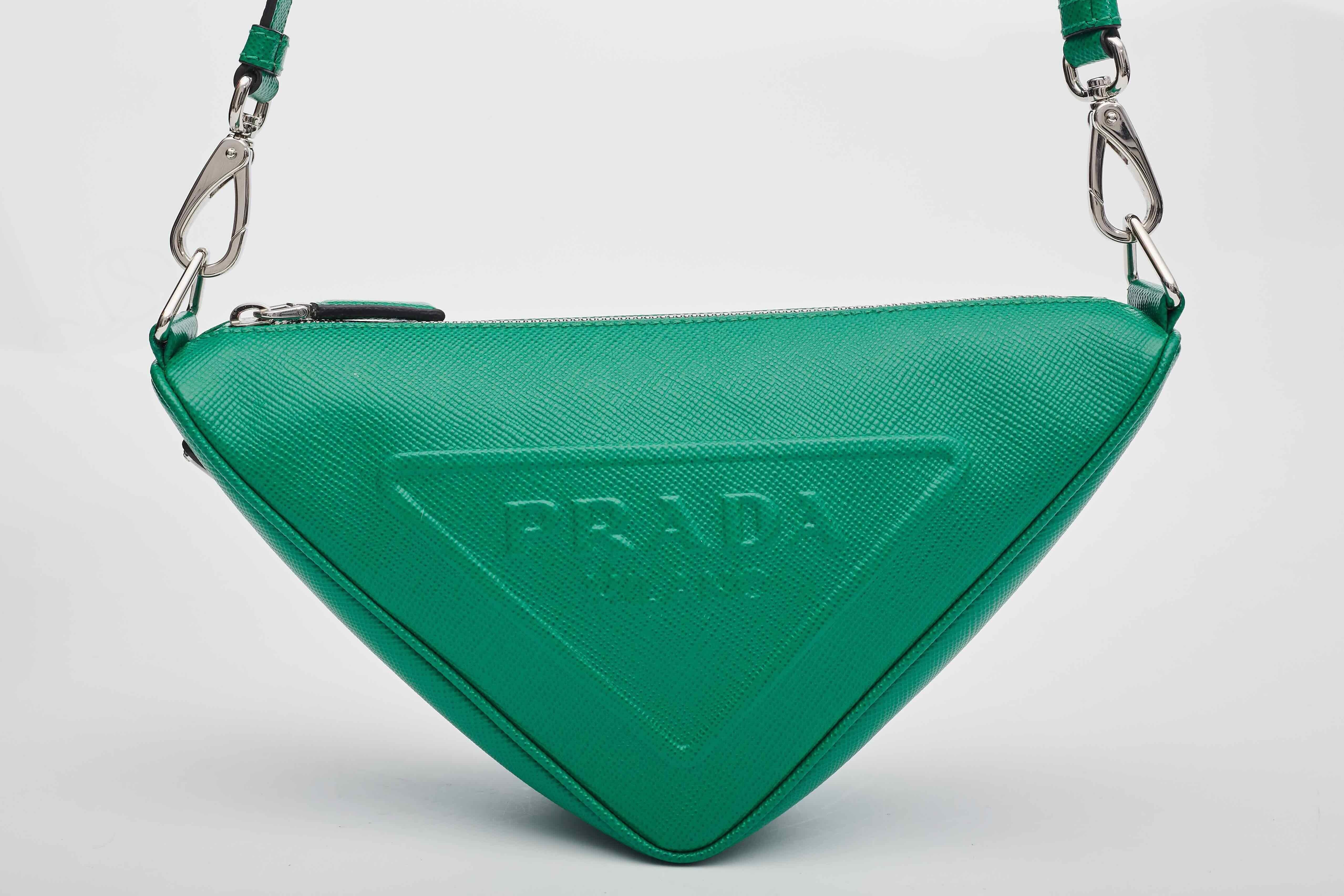 Prada Saffiano Mango Grüne Triangle Logo Pouch Tasche aus Leder Mango im Angebot 1