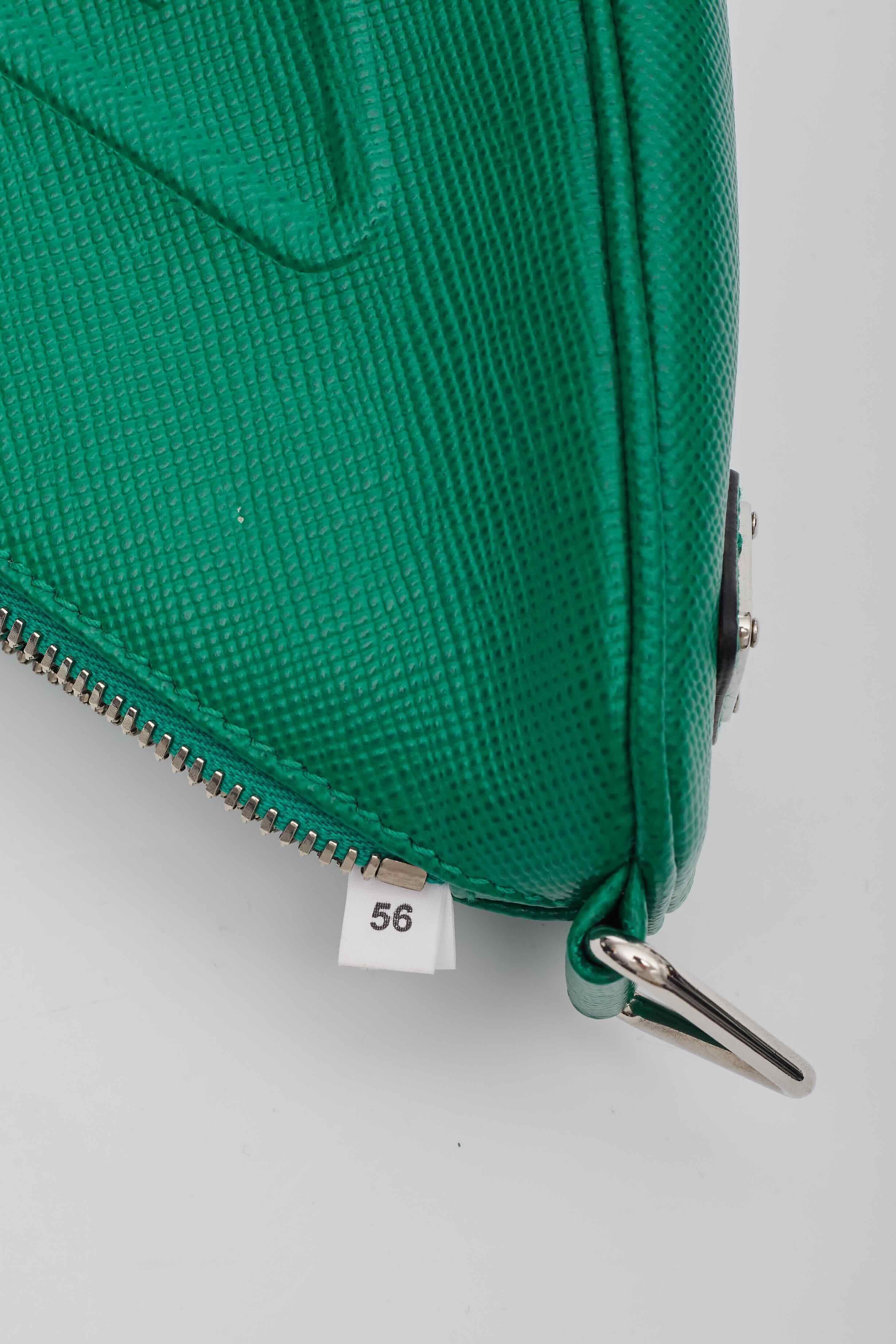 Prada Saffiano Mango Grüne Triangle Logo Pouch Tasche aus Leder Mango im Angebot 4