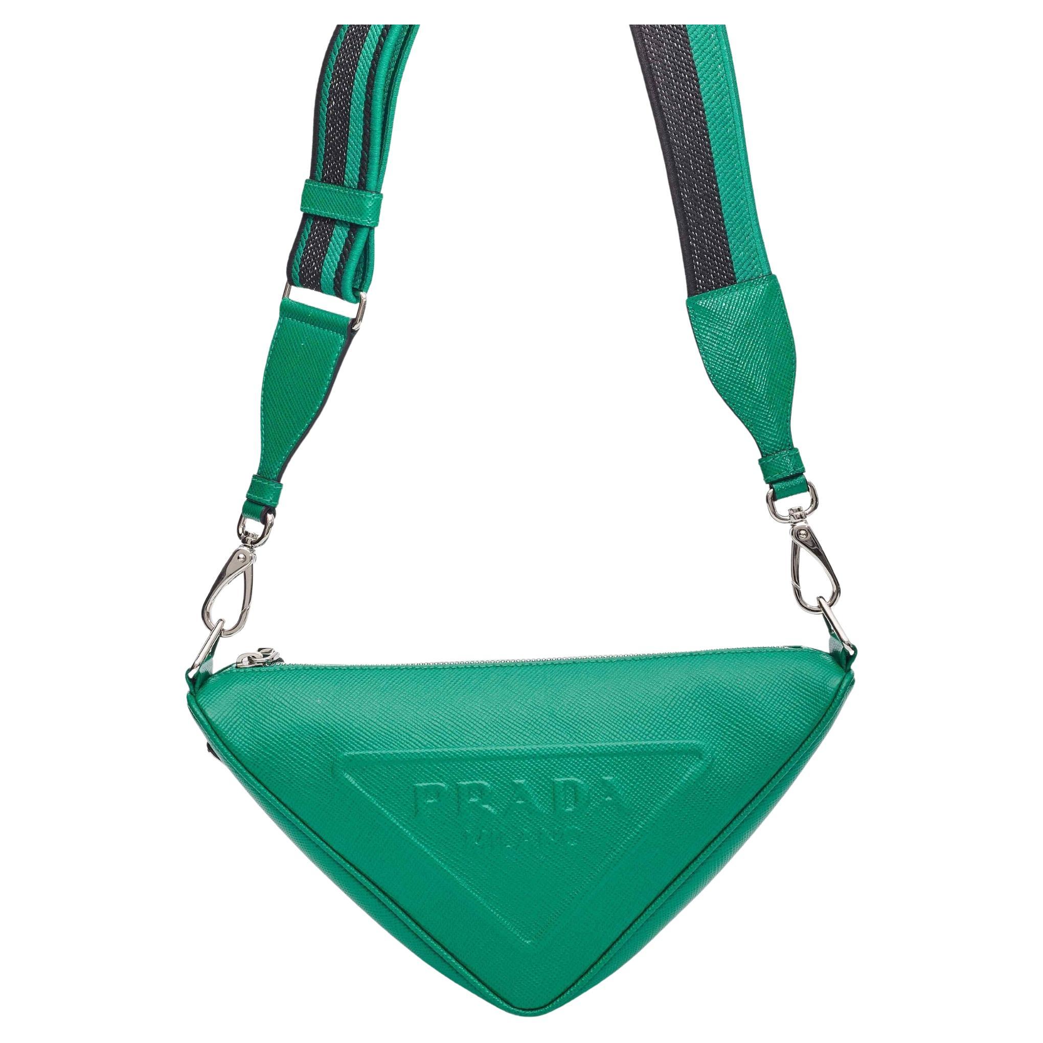 Prada Saffiano Mango Grüne Triangle Logo Pouch Tasche aus Leder Mango im Angebot