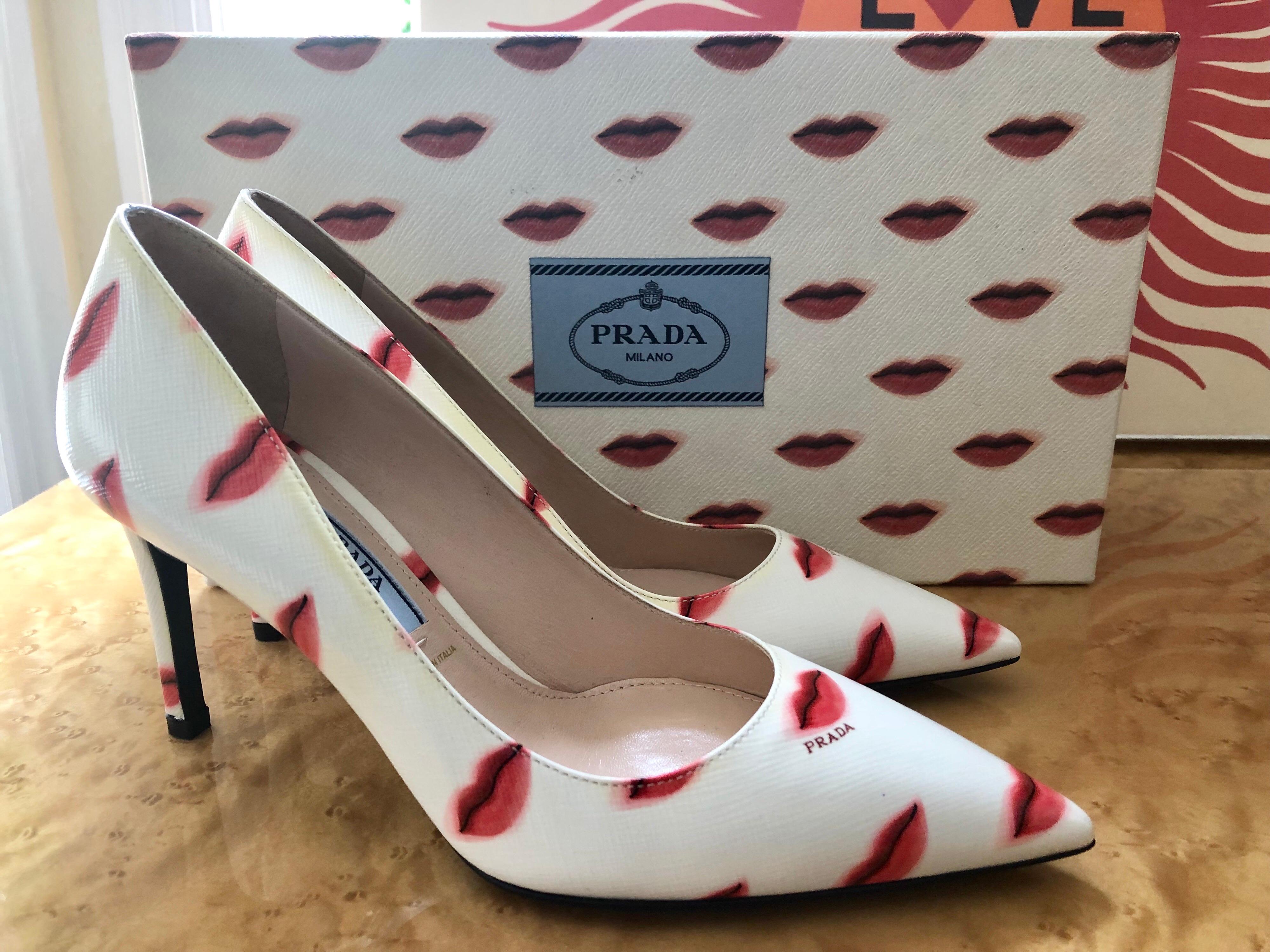 Blanc Chaussures à talons Prada Saffiano en cuir rouge ivoire à bout pointu en vente