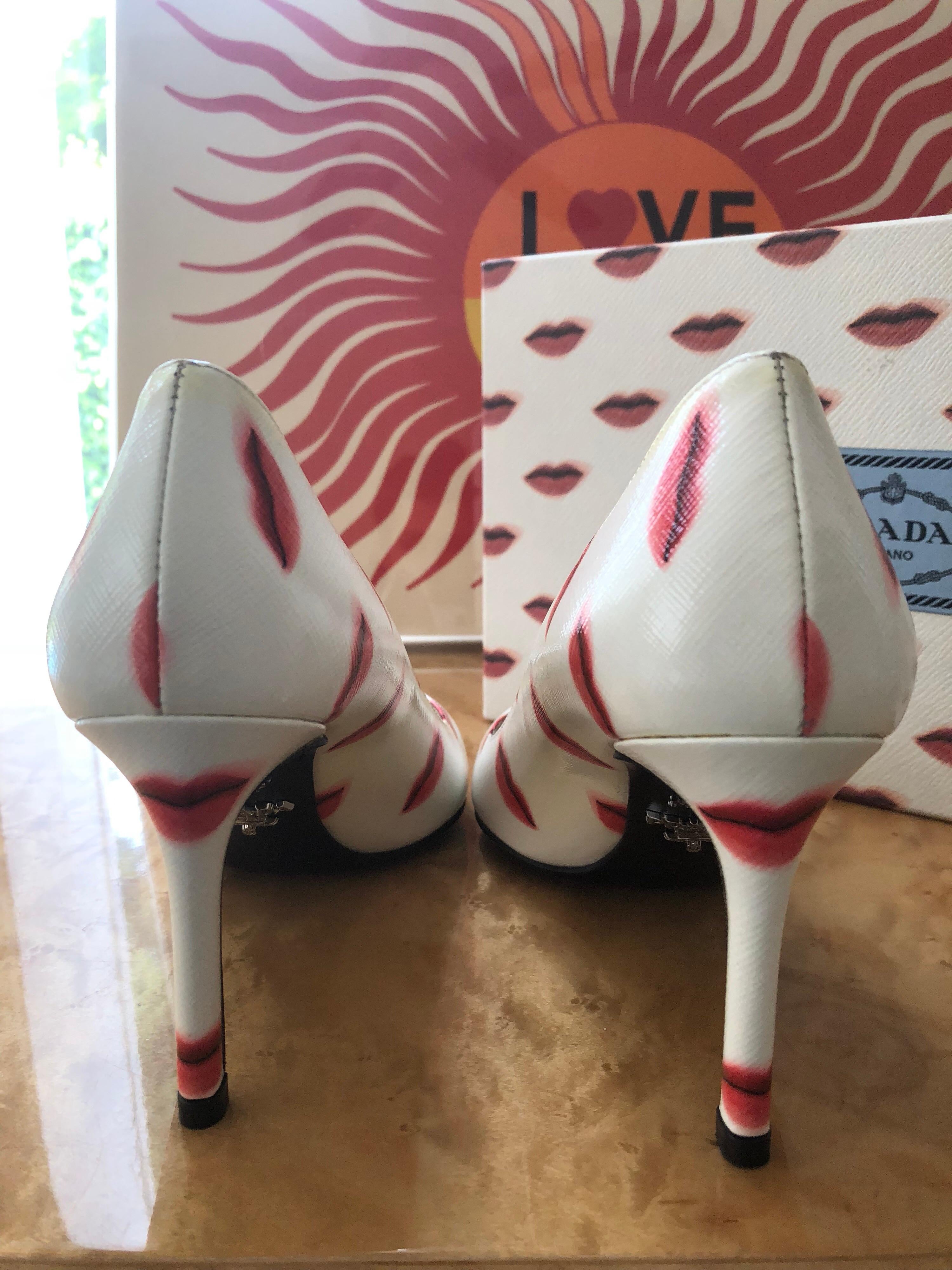 Chaussures à talons Prada Saffiano en cuir rouge ivoire à bout pointu Neuf - En vente à Boca Raton, FL
