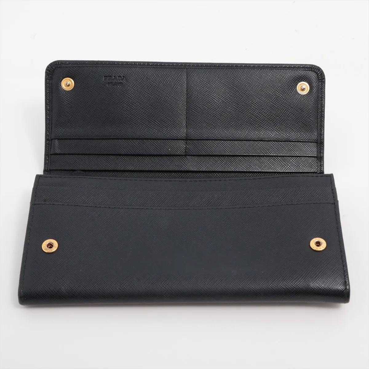 Portafoglio lungo Prada con nastro in pelle saffiano nero In condizioni buone in vendita a Indianapolis, IN