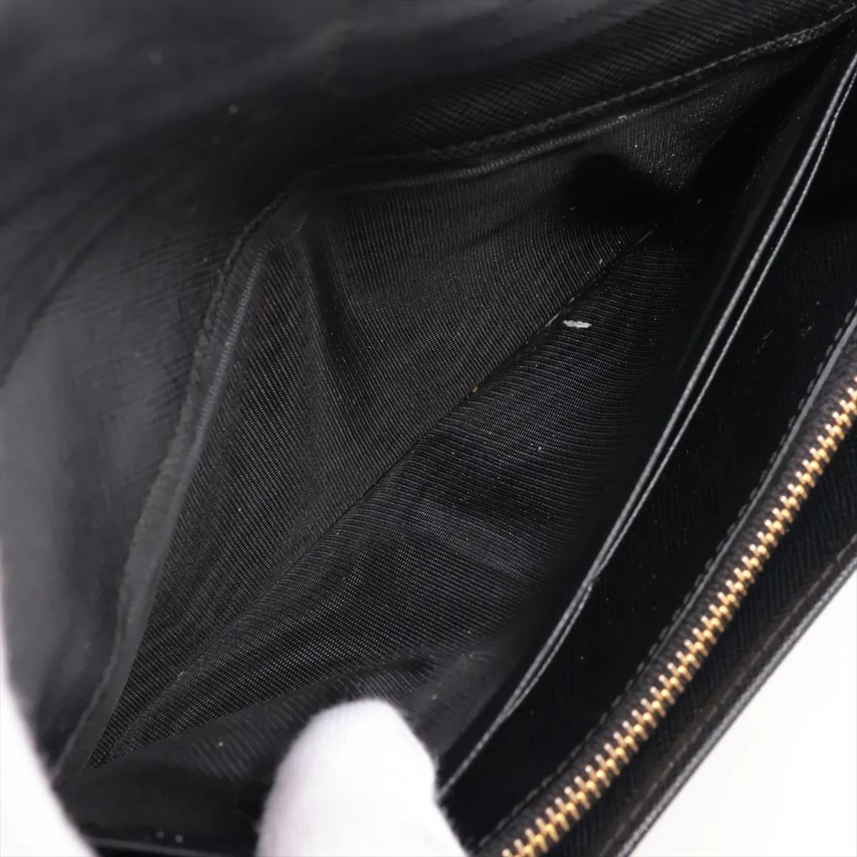 Portafoglio lungo Prada con nastro in pelle saffiano nero in vendita 2