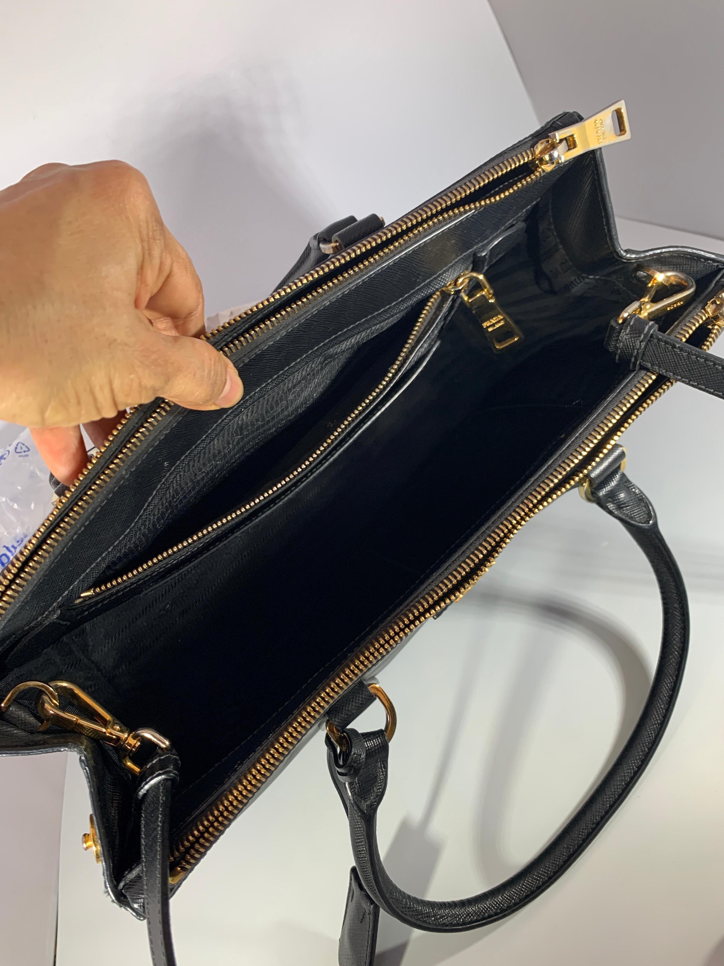 Prada Saffiano Medium Executive Tote Bag, Black (Nero), Double Zip Tote Bag In Excellent Condition For Sale In New York, NY