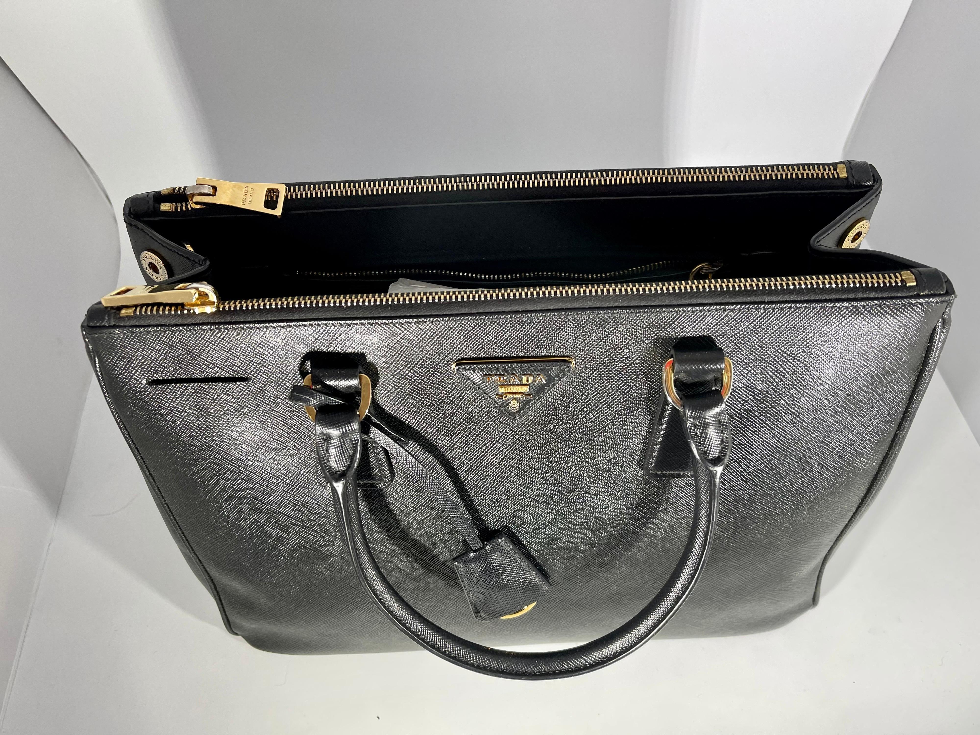 Prada Saffiano Medium Executive Tote Bag, Black (Nero), Double Zip Tote Bag  For Sale 2