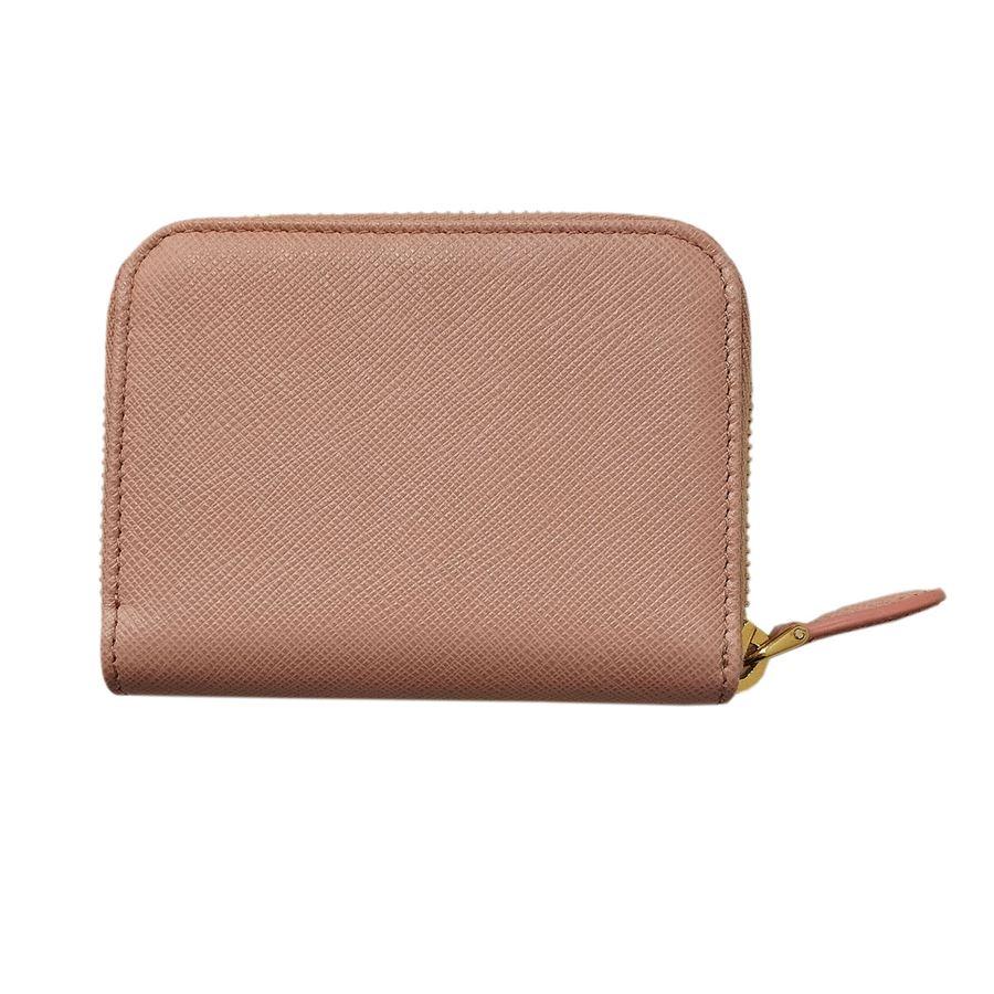 Saffiano leather
Orchid color
Golden zip 
Two internal compartments
Space for cards and coins 
Cm 10,5 x 8,5 (4,13 x 3,34 inches)
Worldwide express shipping included in the price !