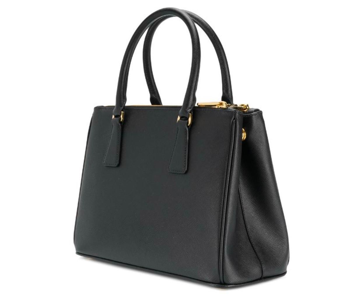 Prada Saffiano Lux Double-Zip Tote Bag, Black
Boxy saffiano leather top handle bag with polished hardware and a removable crossbody strap. Double top handles Removable, adjustable shoulder strap Side-snap gussets Open top Goldtone hardware Two