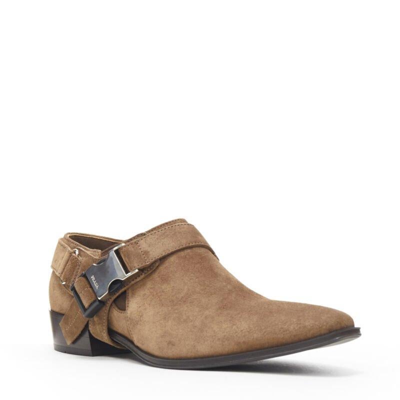 PRADA Chaussures de sport HAR en daim marron avec logo et boucle EU36
Référence : TGAS/B00004
Marque : Prada
Designer : Miuccia Prada
Modèle : Brogue western
Collection : 2018
MATERIAL : Suède
Couleur : marron
Motif : Solide
Fermeture :