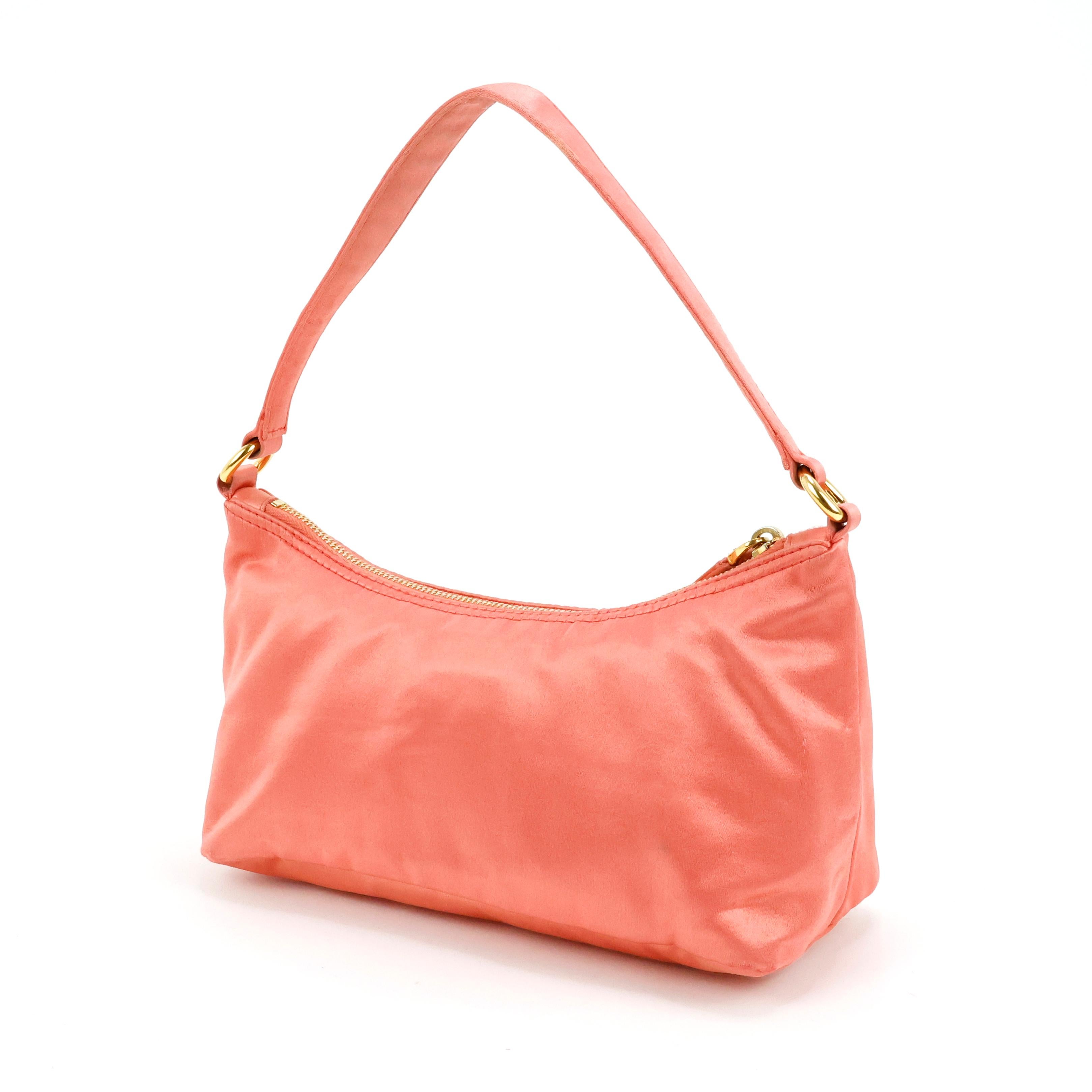 Prada bag in silk color coral pink, gold hardware.

Condition:
Good/really good, to note: slight spots and pulled threads on silk.

Packing/accessories:
Dustbag.

Measurements:
24cm x 10cm x 10cm