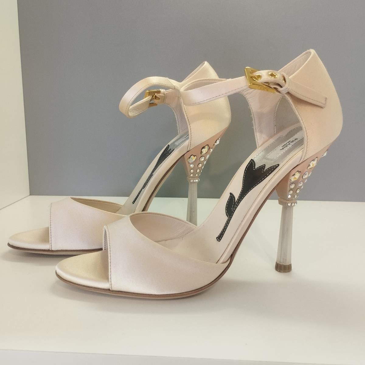 Satin
Peach pink color
Jewel heel
Ankle strap
Heel height cm 11 (4,33  inches)
Worldwide express shipping included in the price !
