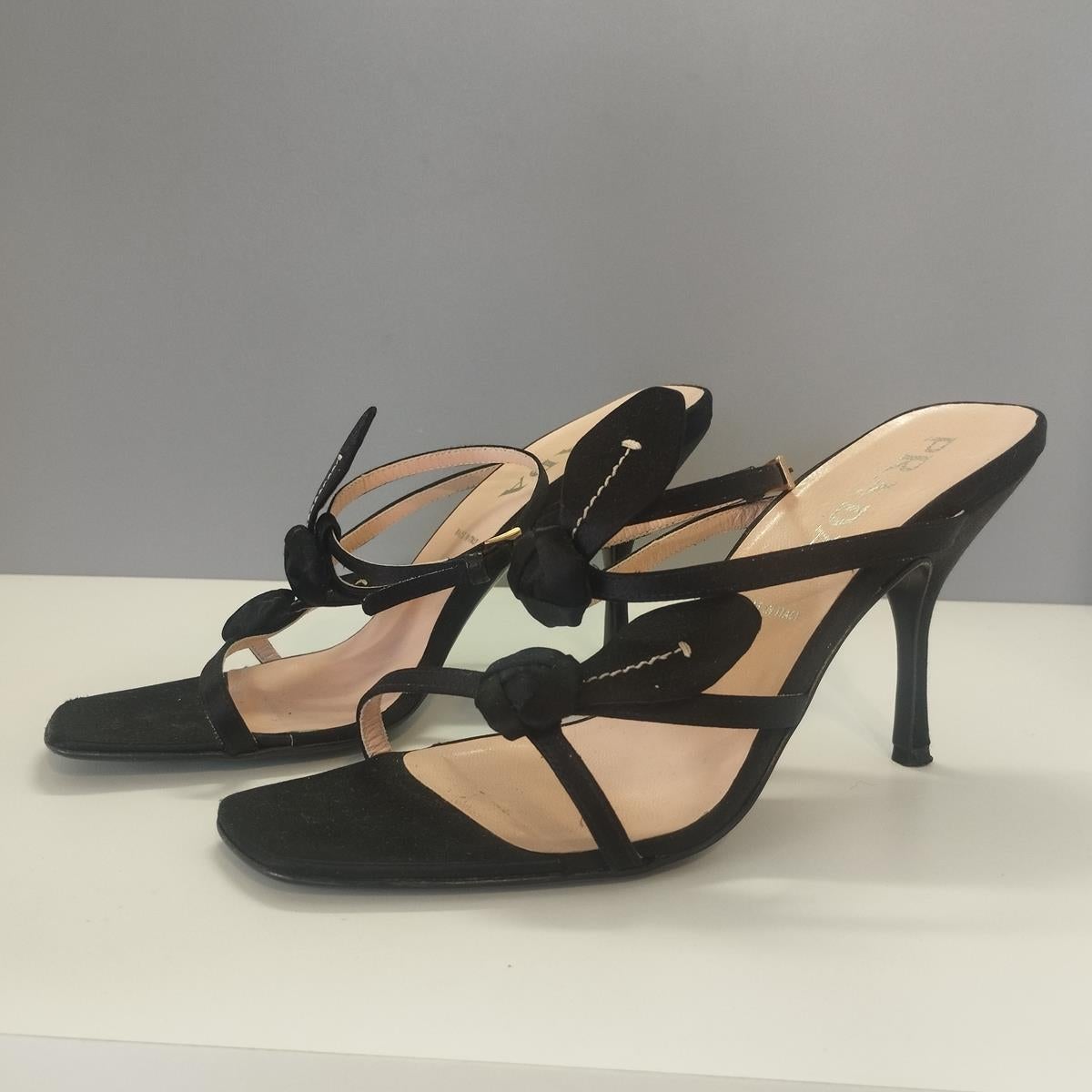 Satin Sandals
Black color
Roses 
Ankle strap
Heel height cm 9 (3,54  inches)
Worldwide express shipping included in the price !