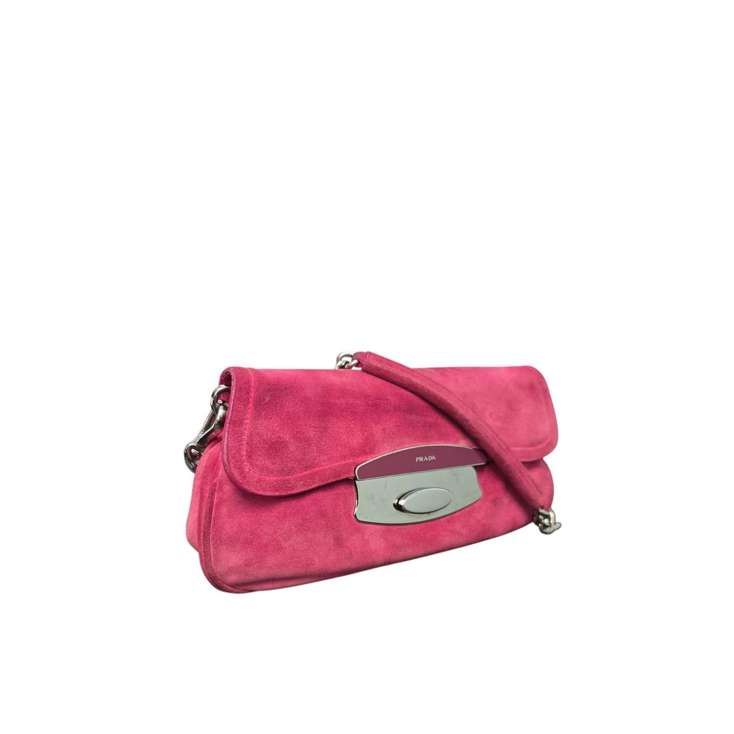 Le sac à bandoulière en daim Fuxia Pattina Scamosciato Mirror de Prada est doté d'une anse en chaîne et d'une fermeture à poussoir en miroir. Ce sac à la fois audacieux et féminin est parfait pour le jour comme pour la nuit. Cette touche de couleur