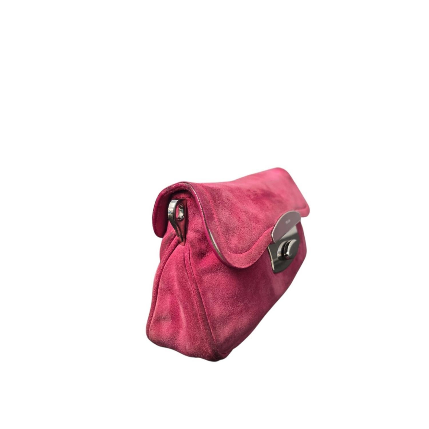 Prada - Sac à bandoulière en daim avec chaîne de son BR2664 Bon état - En vente à Scottsdale, AZ