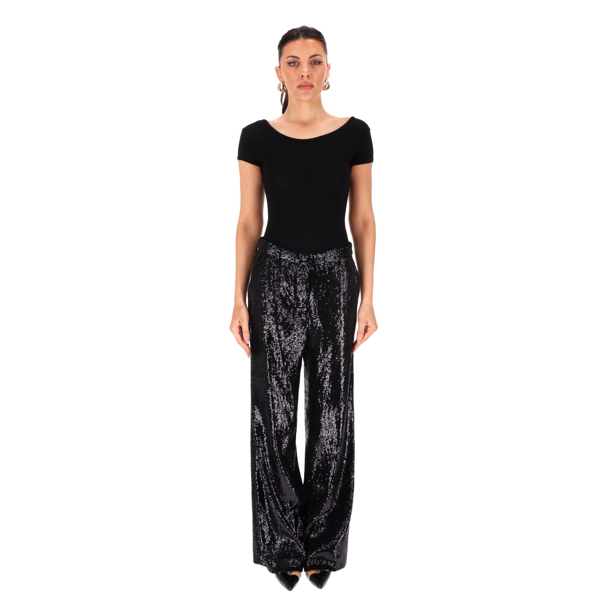 Prada Pailletten-Hose mit weitem Bein

Schwarze, maßgeschneiderte Schätze, die vollständig mit Pailletten verziert sind.

Sie hat eine hohe Taille, Seitentaschen und ist mit einem Reißverschluss und Haken versehen.

Preis ca. £1,660

Größe -