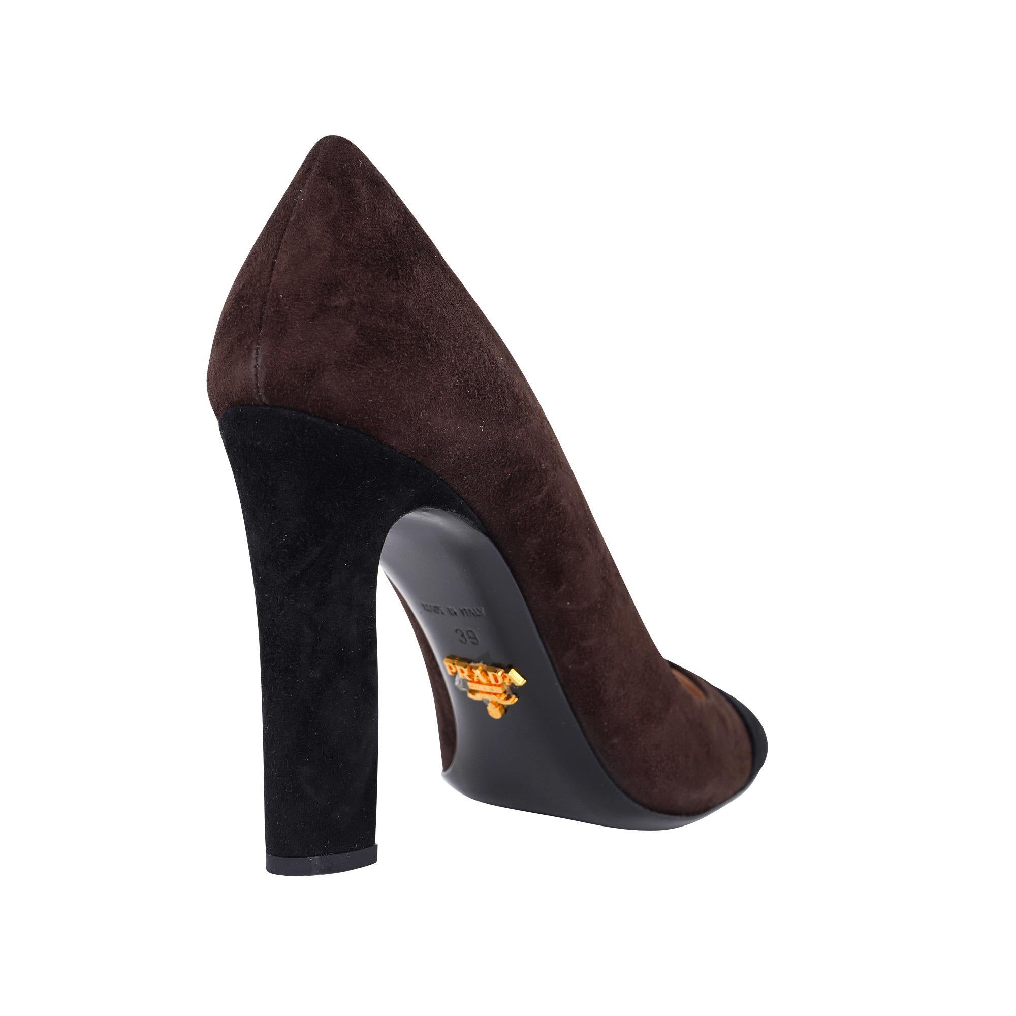 Chaussures Prada Pompe en daim marron et noir 39 / 9New Pour femmes en vente