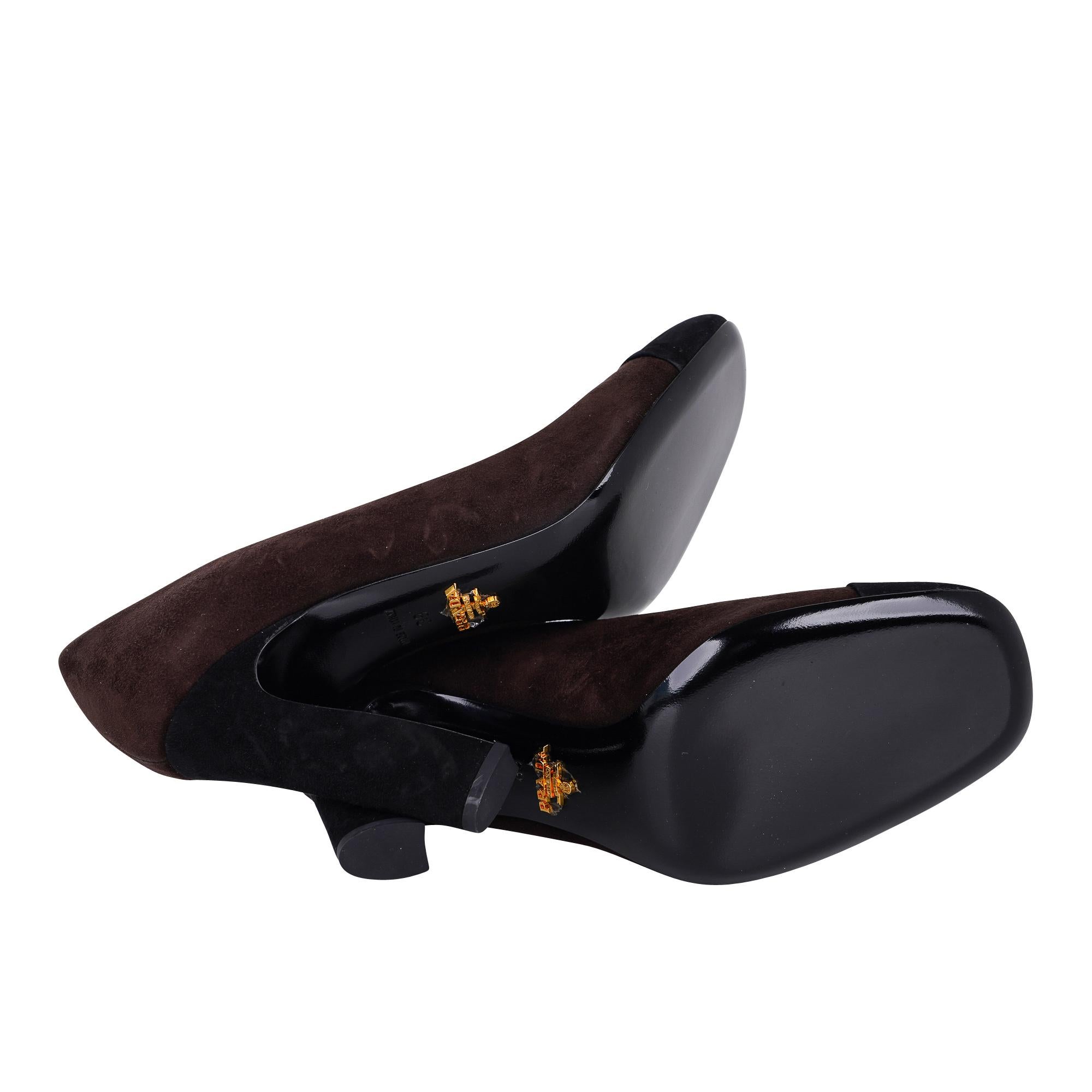 Chaussures Prada Pompe en daim marron et noir 39 / 9New en vente 2
