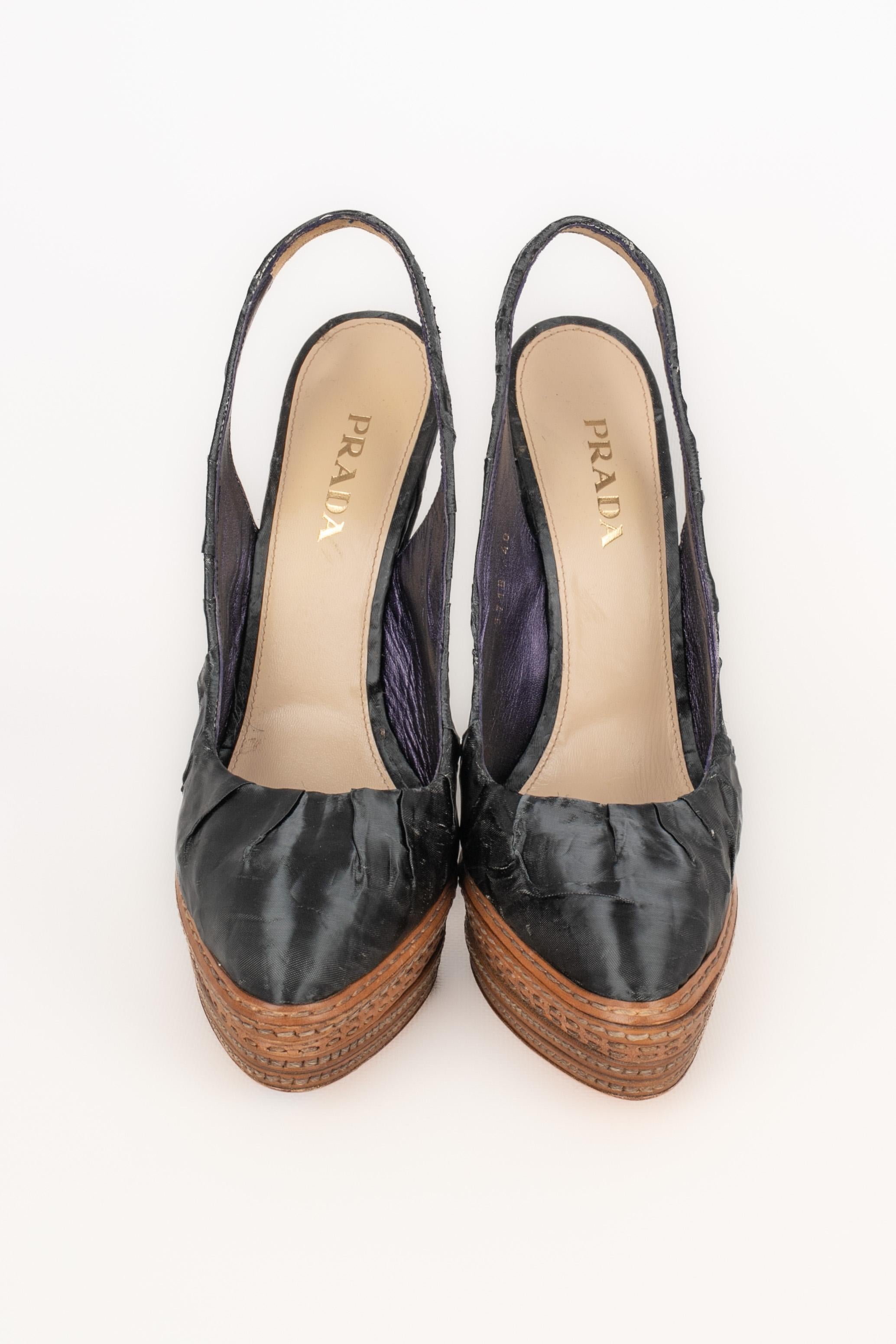 PRADA - (Made in Italy) Stilettoes with leather and fabric bridles.

Condition:
Very good condition

Dimensions:
Size 40

SKU:CH100