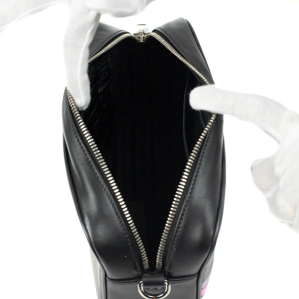 Women's PRADA Shoulder bag in Black Leather For Sale