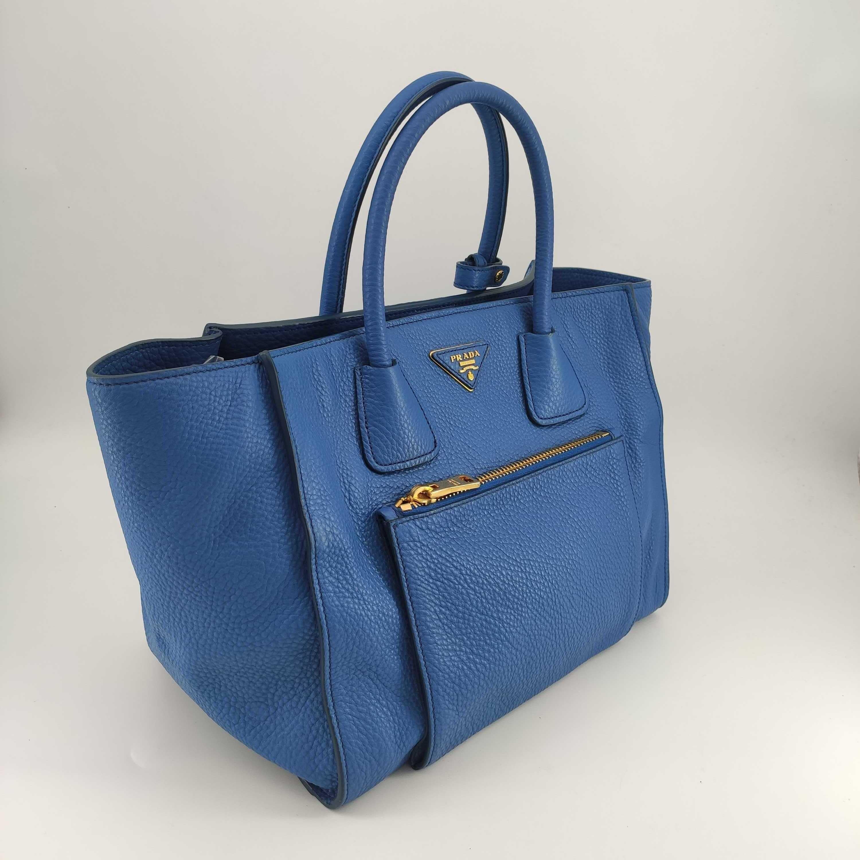 - Designer: PRADA
- Condition: Very good condition. Sign of wear on base corners, Stain at the bottom of the bag
- Accessories: Dustbag
- Measurements: Width: 30cm, Height: 25cm, Depth: 15cm, Strap: 115cm
- Exterior Material: Leather
- Exterior