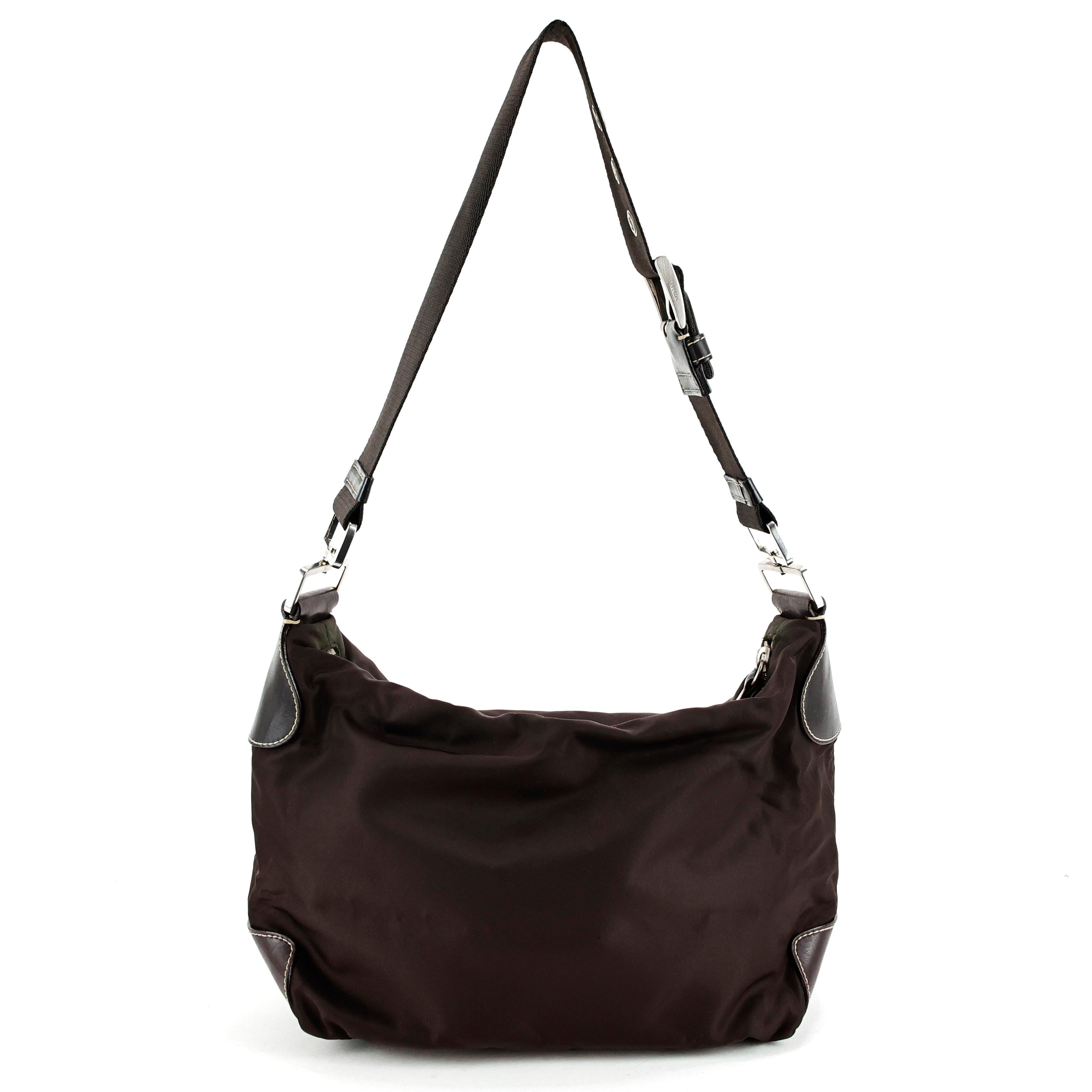 Prada bag in tessuto + leather color brown, silver hardware.

Condition:

Good, to note: some spots on the bottom of the bag.

Measurements:

23cm x 19cm x 12cm