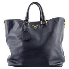 Prada Shopper-Tasche aus weichem Kalbsleder mit seitlichem Reißverschluss, groß