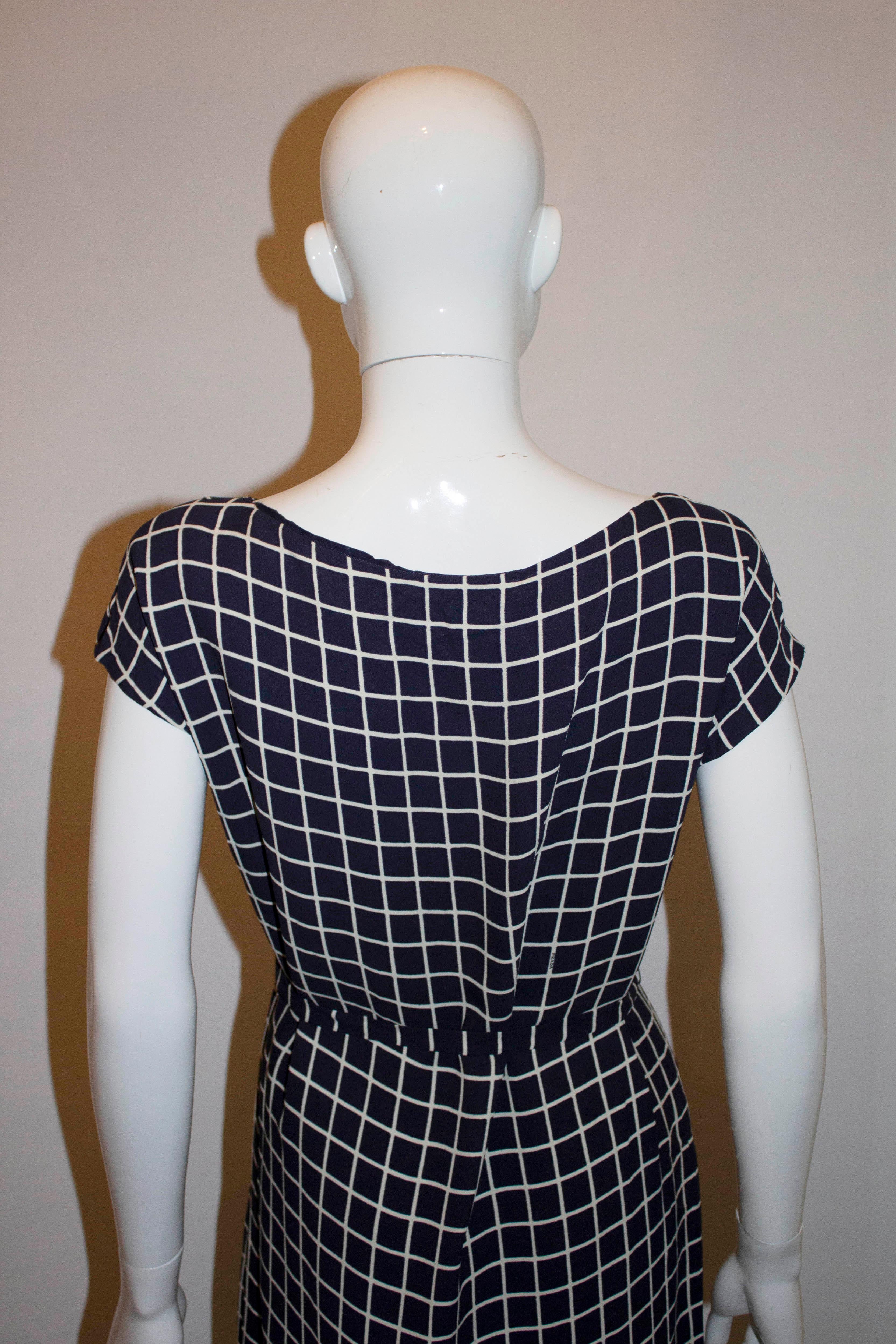 Blau-weißes Kleid aus Seide von Prada (Schwarz) im Angebot