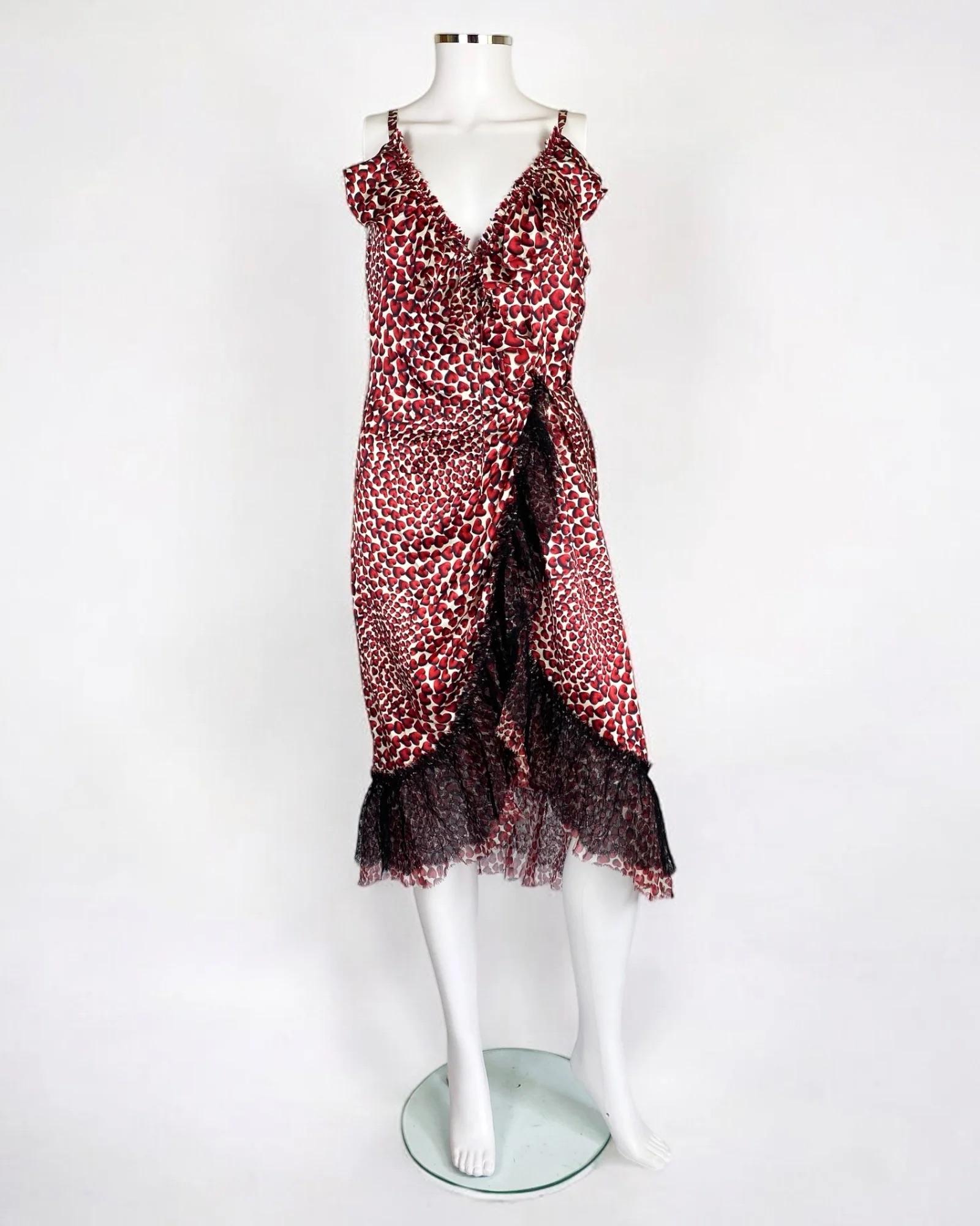 Prada Seidenkleid mit Herzchenprint, Frühjahr/Sommer 2000
Der romantischste und lustigste Aufdruck aus der Collection'S, die uns den kultigen Herzaufdruck und den Lippenstiftaufdruck bescherte
Der Herz-Print zog sich durch zahlreiche Looks der