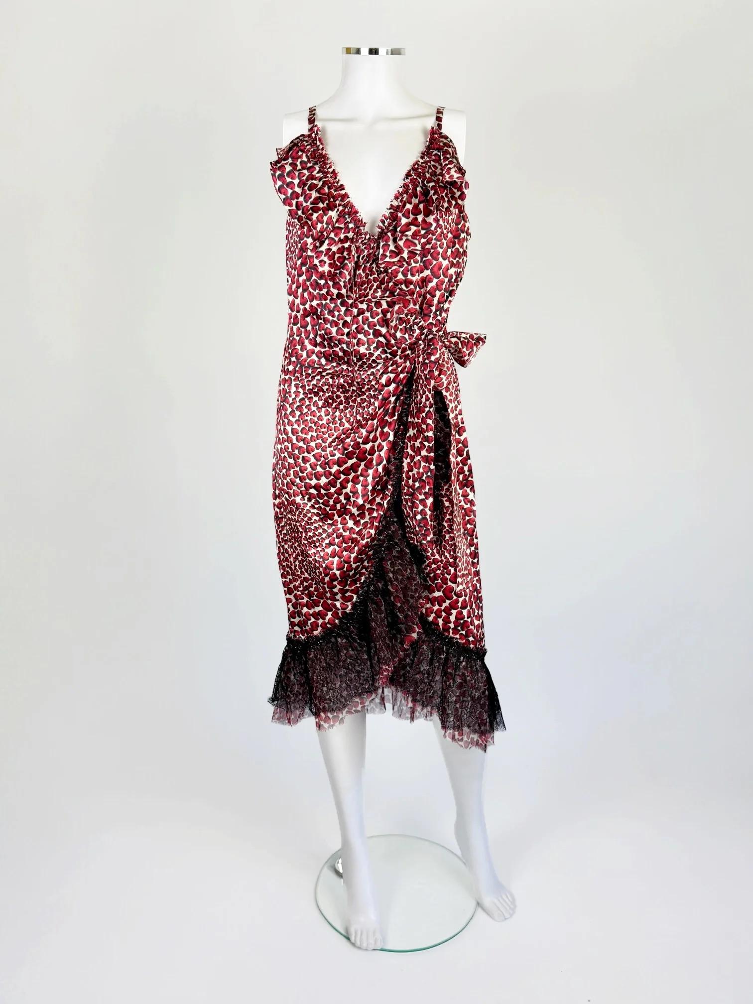 Prada Seidenkleid mit Herzchenprint, Frühjahr/Sommer 2000
Der romantischste und lustigste Aufdruck aus der Collection'S, die uns den kultigen Herzaufdruck und den Lippenstiftaufdruck bescherte
Der Herz-Print zog sich durch zahlreiche Looks der