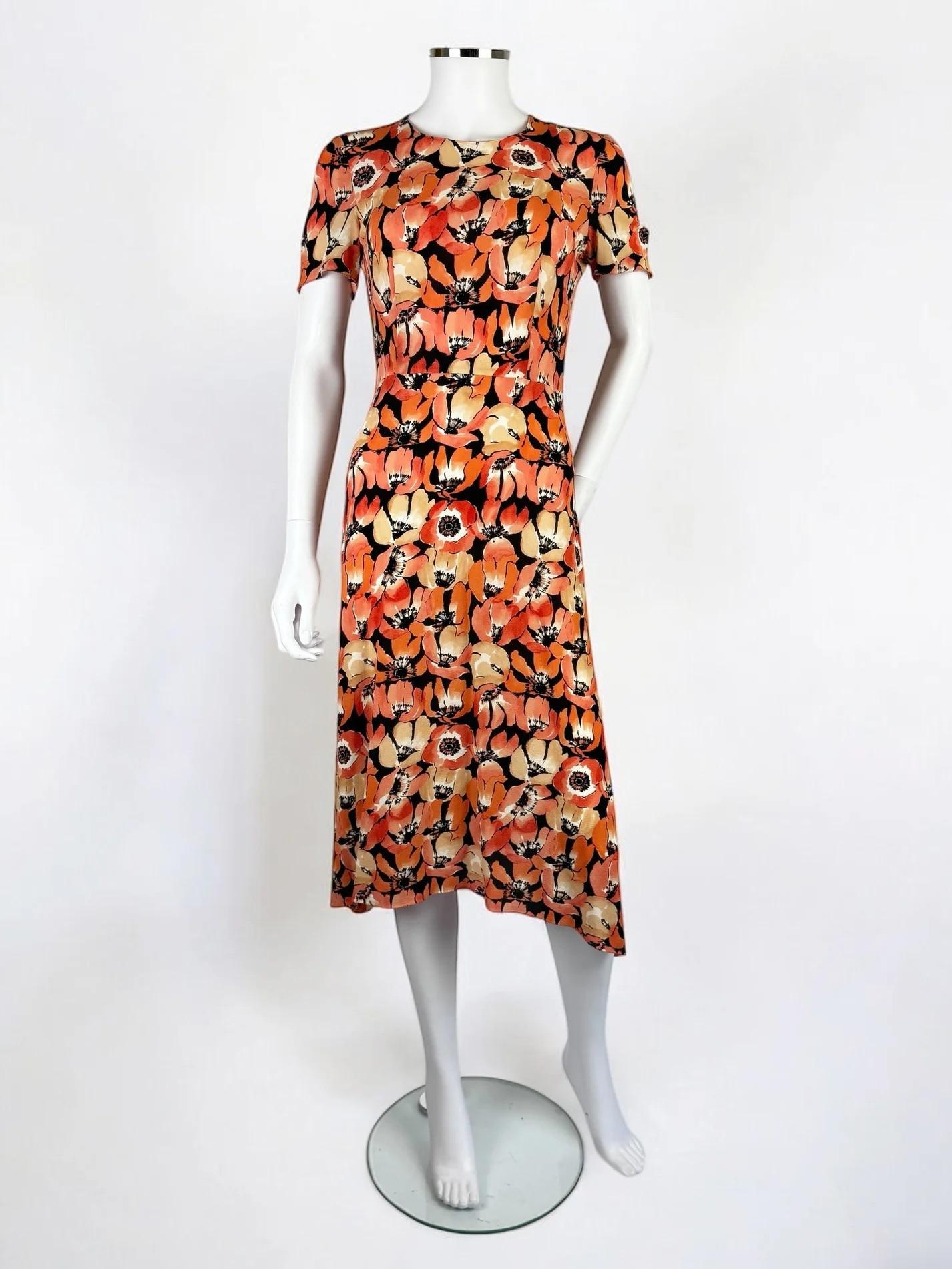 Robe en mousseline de soie imprimée coquelicot, corail avec des nuances de rose, automne-hiver 2000, Prada
Longueur moyenne
Collectional rappelle les robes des années 1940, un thème présent dans toute la collection Prada.
Montré sur le podium en