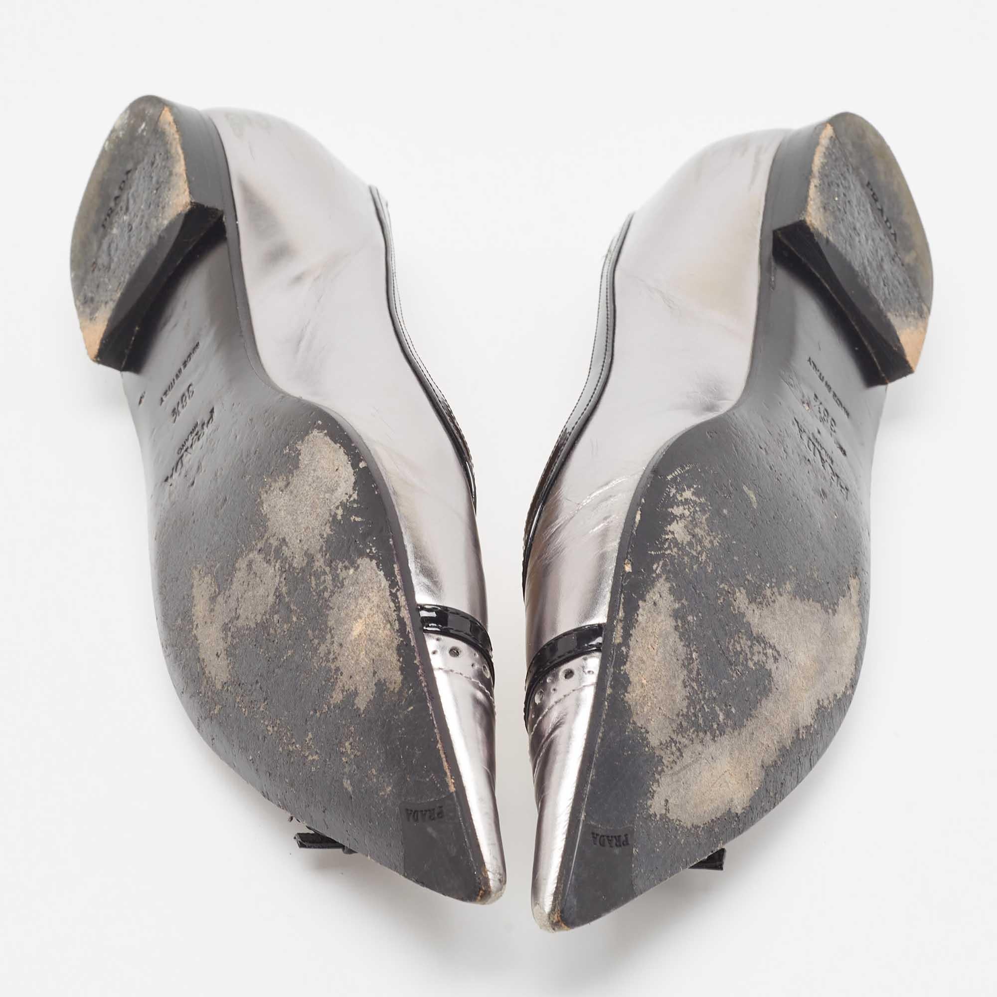Prada Silber/Schwarze Lackschnalle Detail spitze Zehe Ballettschuhe Größe 38,5 im Zustand „Gut“ im Angebot in Dubai, Al Qouz 2