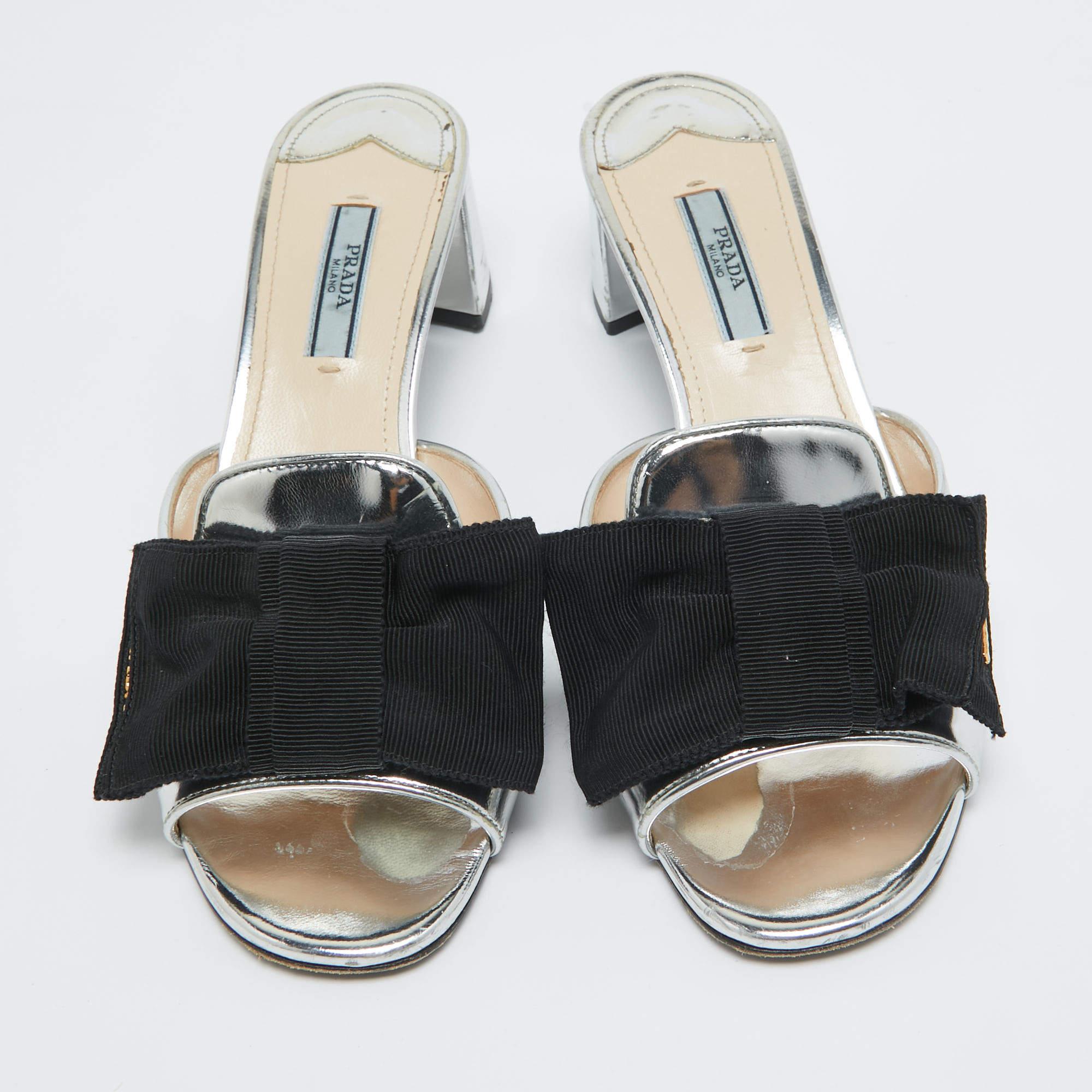 Prada Silver/Black Patent Leather and Canvas Bow Slide Sandals Size 38 In Good Condition In Dubai, Al Qouz 2