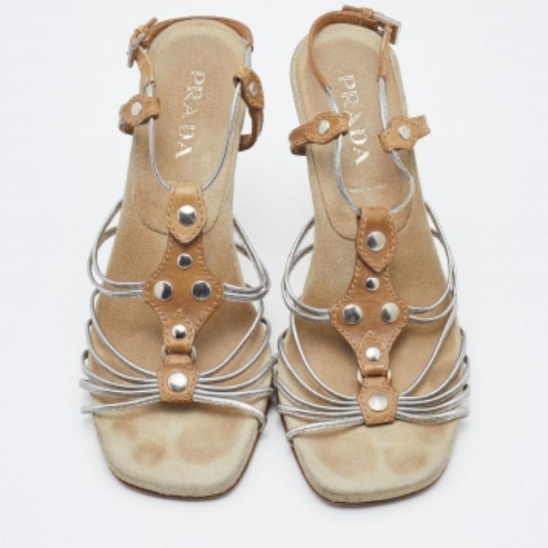 Estas sandalias enmarcarán sus pies de forma elegante. Fabricados con materiales de calidad, presentan un aspecto elegante, plantillas cómodas y tacones duraderos.