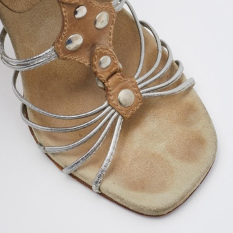 Sandalias de tiras de piel marrón/plata de Prada talla 36,5 en venta 4