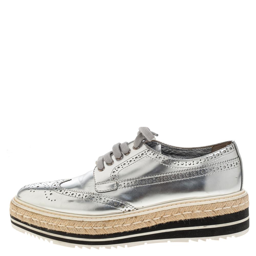 Take each step with style in these shoes from Prada. Crafted from glossy leather, they carry a modern design with a sleek exterior that flaunts neat brogue detailing and laces. The insoles are also leather-lined to provide comfort and overall, the