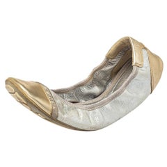Prada - Chaussures de ballet Scrunchy en cuir et vernis argenté/or, taille 38,5