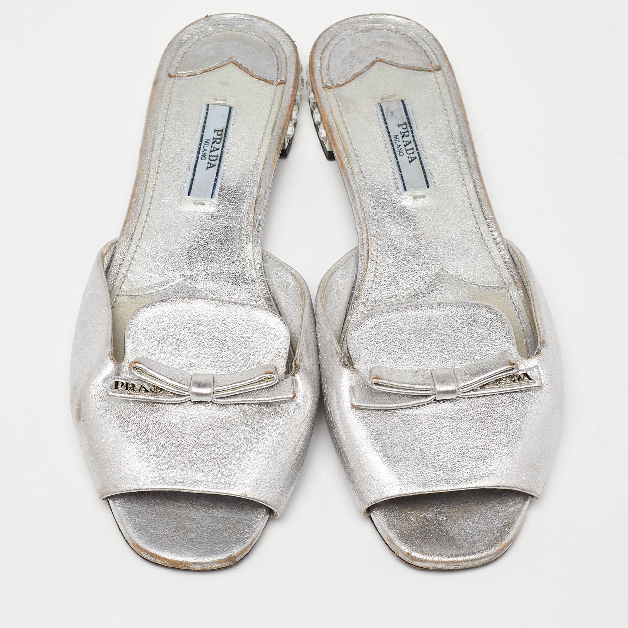 Prada Silver Leather Bow Flat Slides Size 39 In Good Condition In Dubai, Al Qouz 2