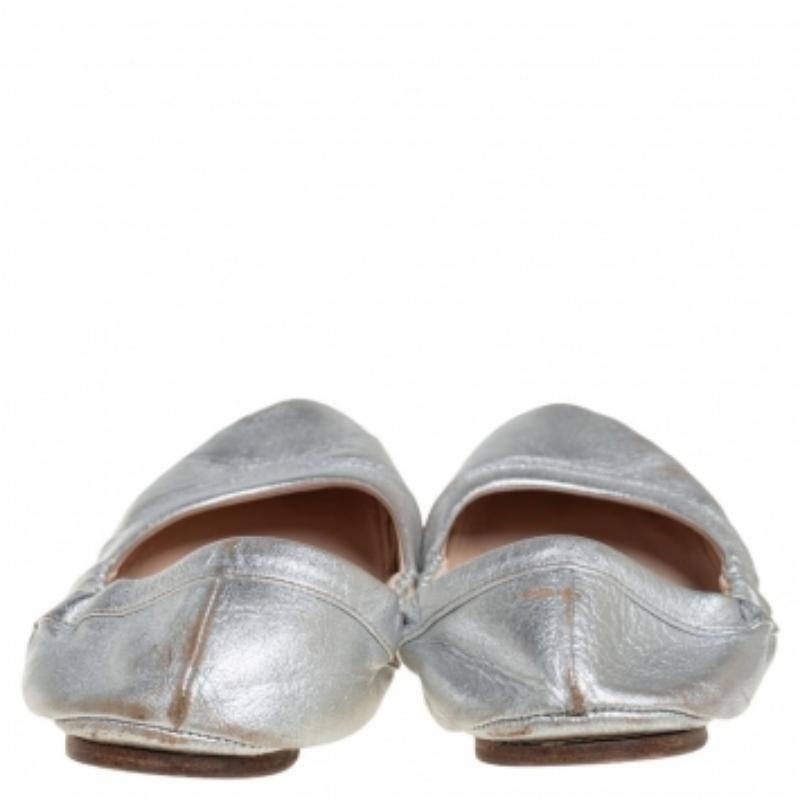 Prada Silver Leather Scrunch Ballet Flats Size 38.5 In Fair Condition For Sale In Dubai, Al Qouz 2
