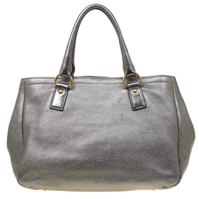 We all need one tote that will not only help assist our style but also be durable enough for our shopping sprees. This Prada tote is crafted from leather and flaunts a tag on the front. It is equipped with two handles and a spacious interior for
