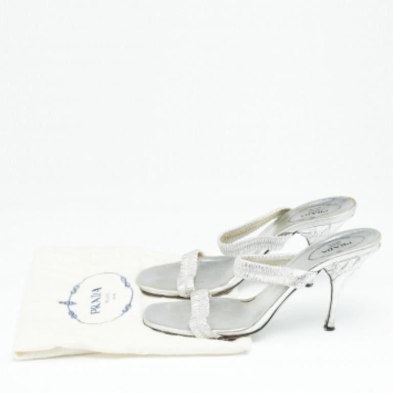Il dettaglio del cinturino increspato sulla tomaia di questi sandali Prada ti garantirà la vestibilità desiderata. Realizzate in pelle, sfoggiano una calzata slip-on, tacco di 10 cm e punta aperta.