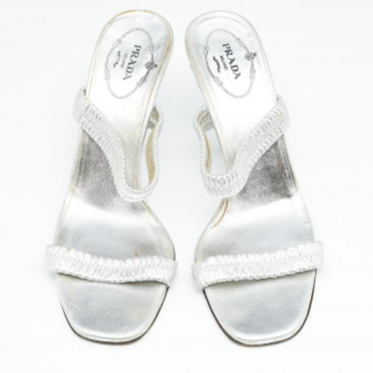 A. Silver - Sandali in pelle di Prada Taglia 37,5 In condizioni buone in vendita a Dubai, Al Qouz 2