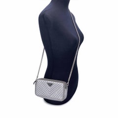 Prada Silber Metall Gestepptes Leder Diagramm-Brieftasche an Kette Tasche