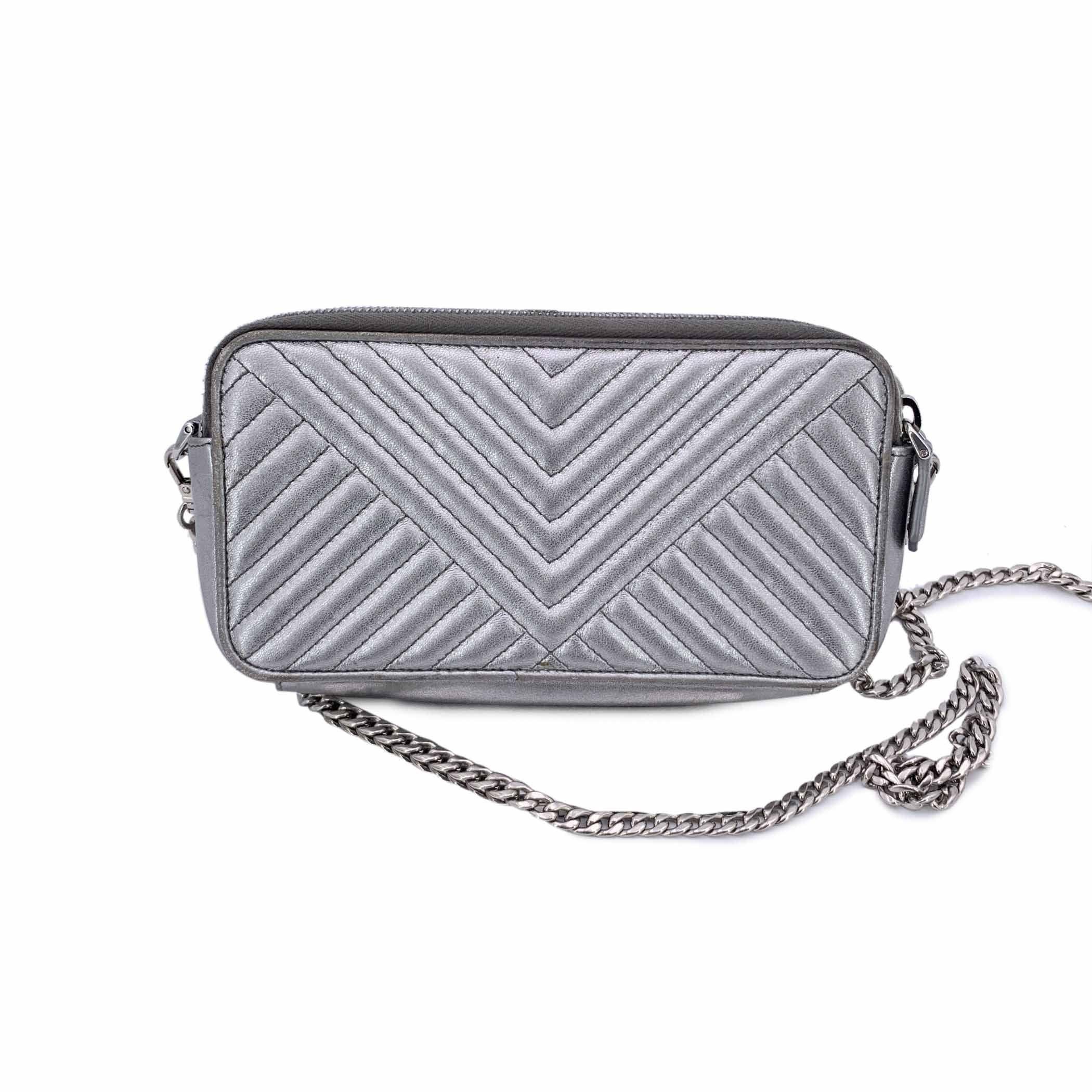 Bolso Diagramme de piel acolchada con metal plateado y cadena de Prada Plata en venta