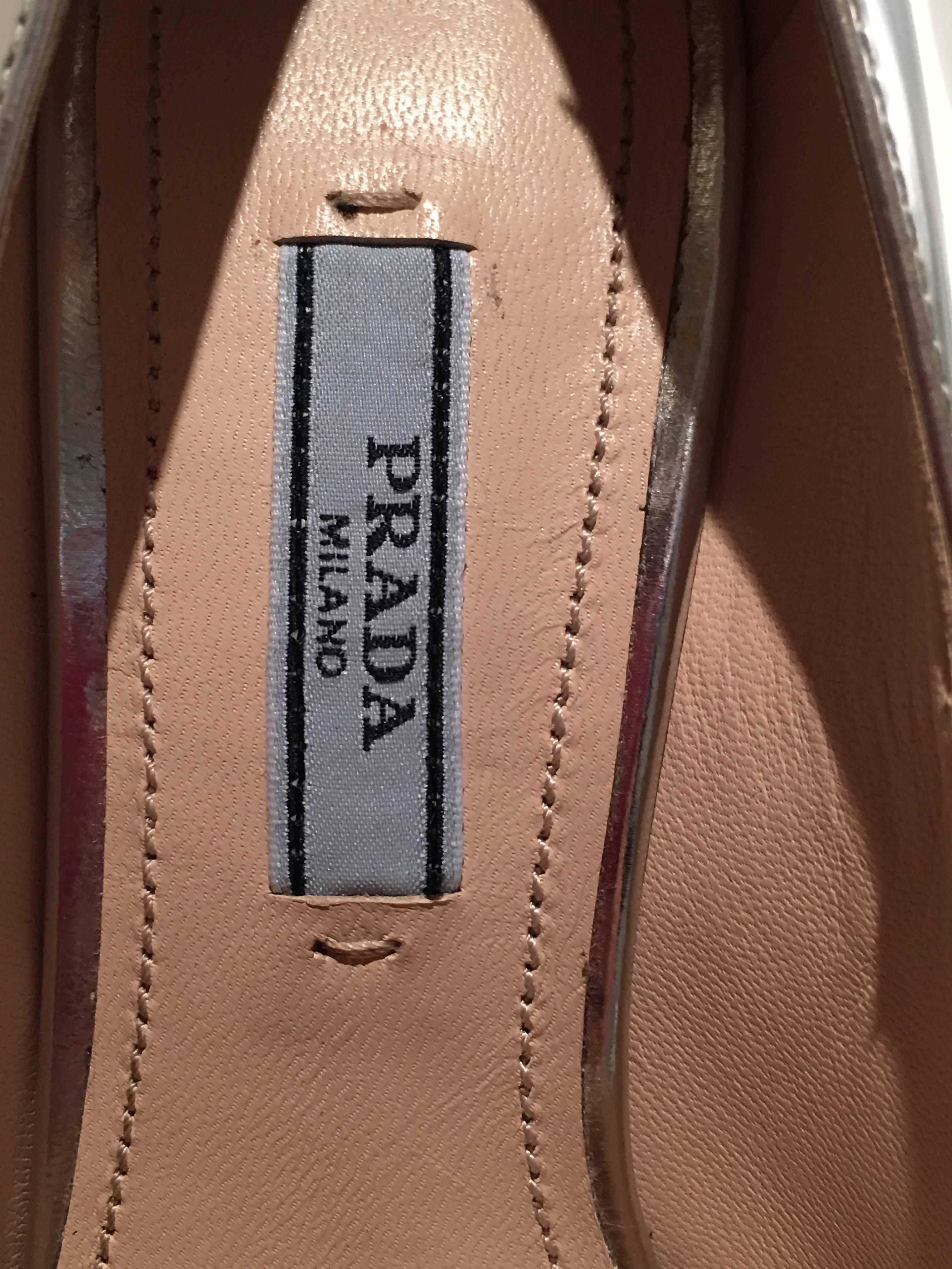 Chaussures à talons Prada en métal argenté Bon état - En vente à Los Angeles, CA