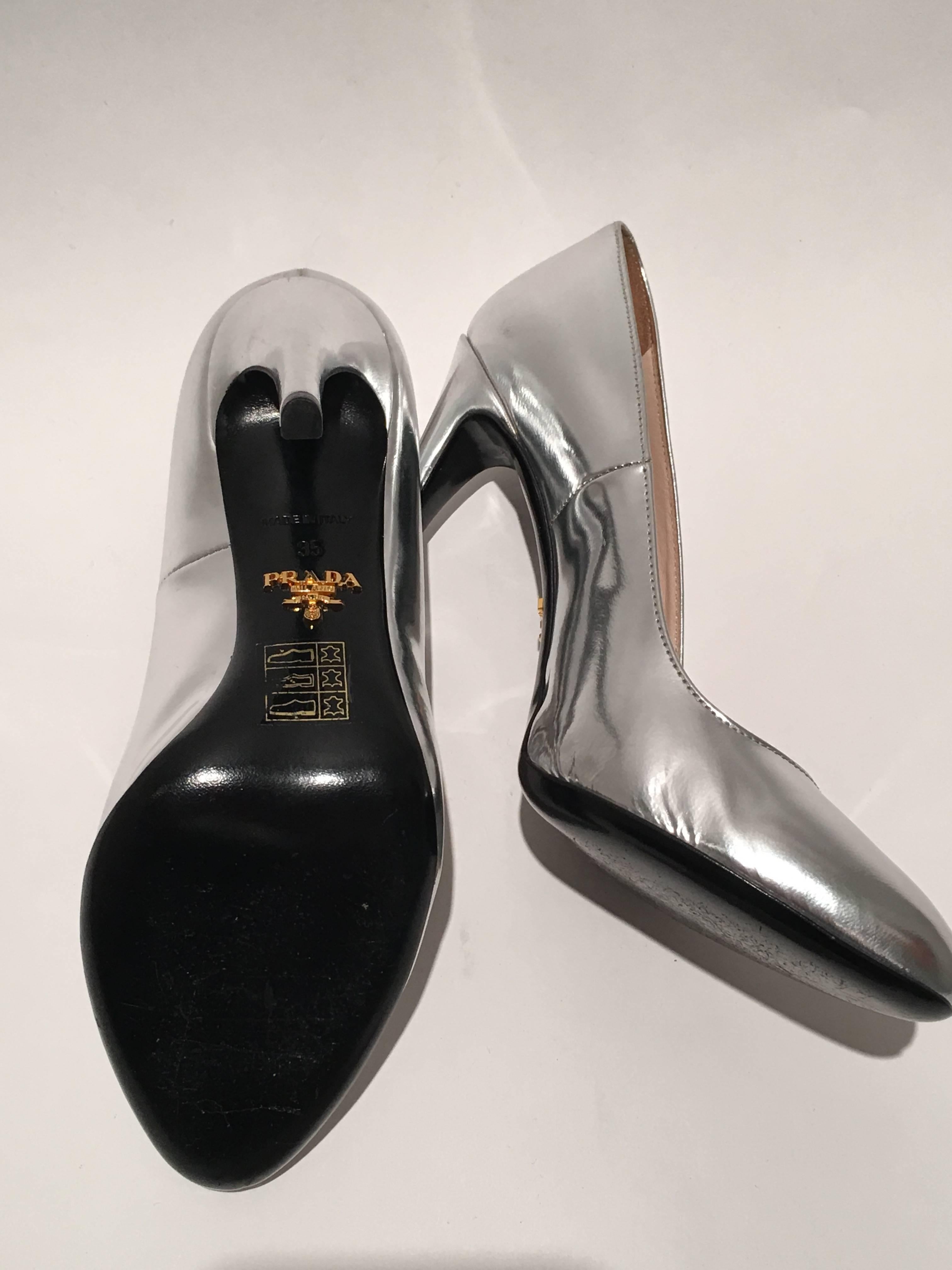 Chaussures à talons Prada en métal argenté Unisexe en vente